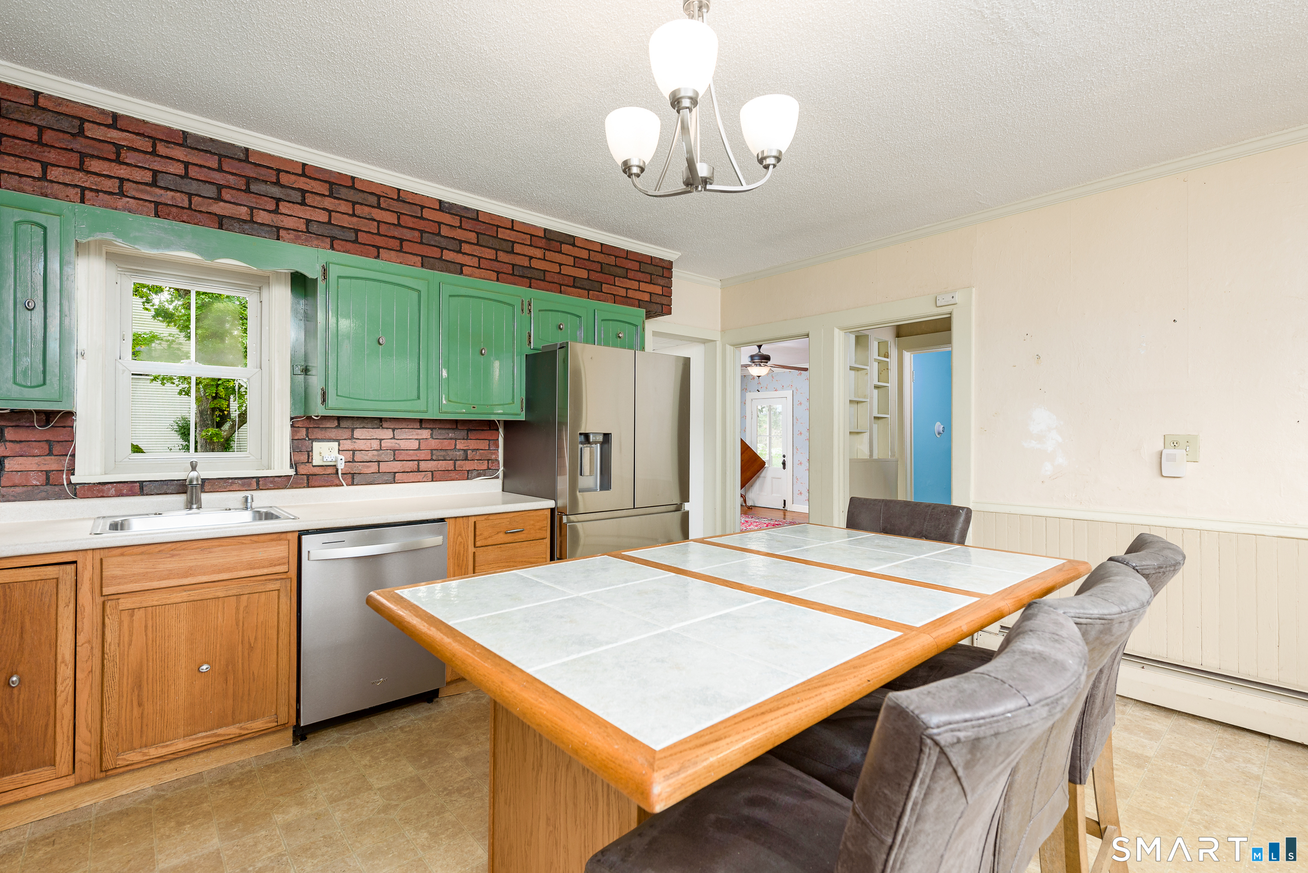 653 Vauxhall St Extension, Waterford, CT 06385