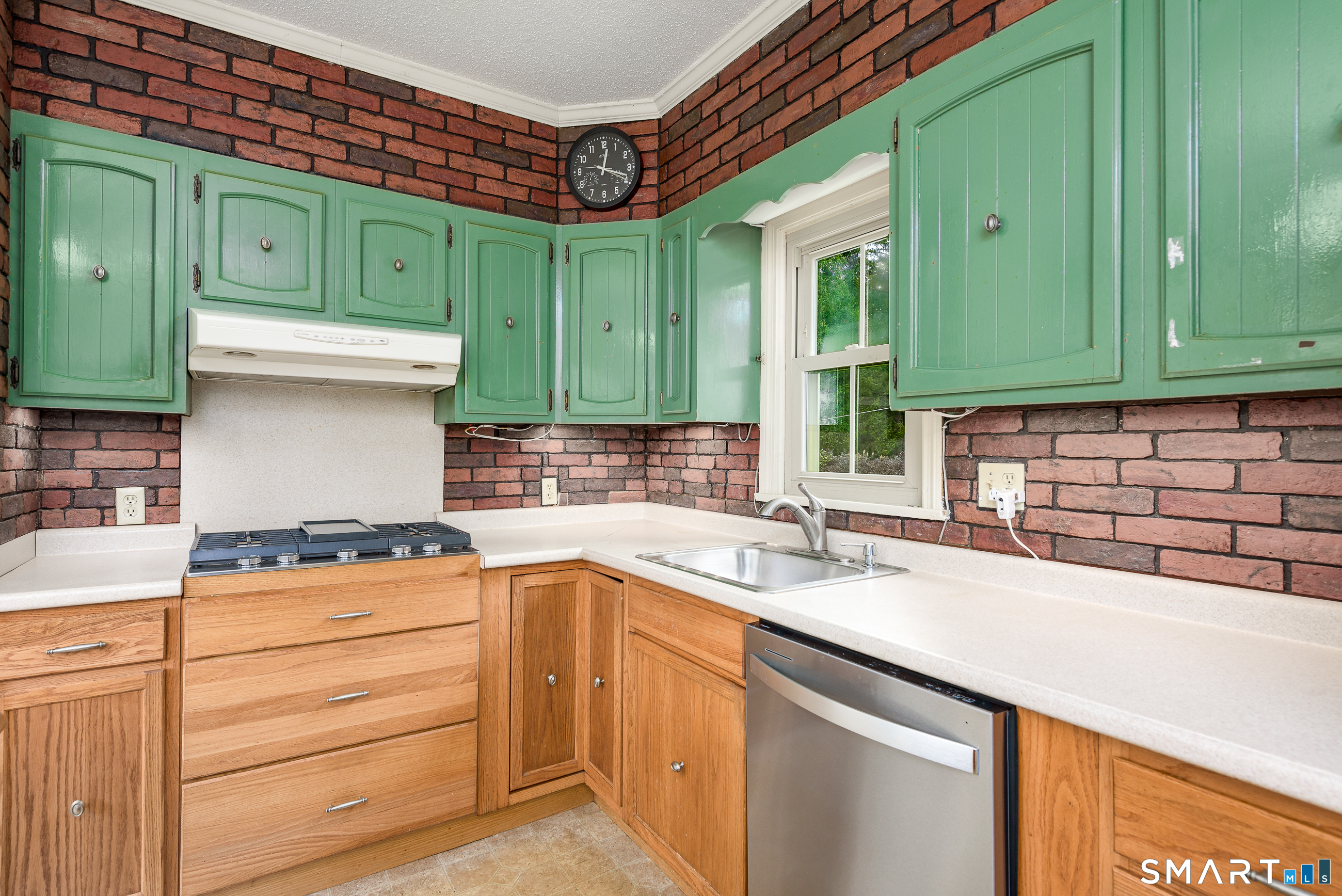 653 Vauxhall St Extension, Waterford, CT 06385