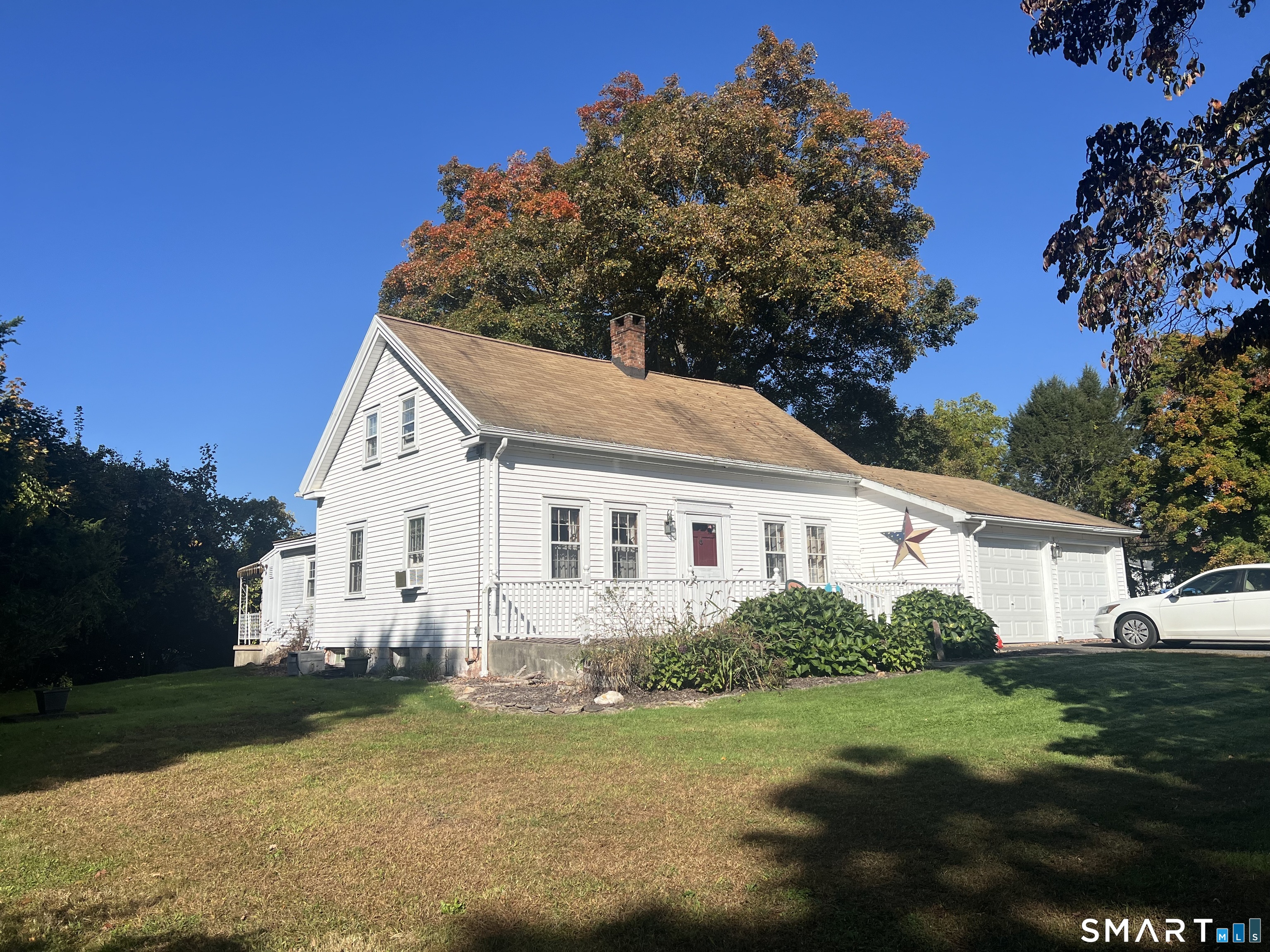 Photo 1 of Single family home for sale at 527 Lake St, Manchester, CT 06042 | MLS# 24172279 | Listing updated on 2026-10-05