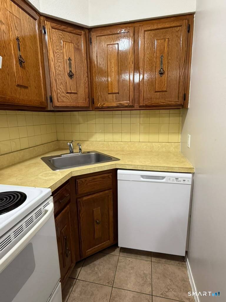 Foto 8 de Condominio en renta en 201 Bretton Street #C1, Bridgeport, CT — $1,595/mes