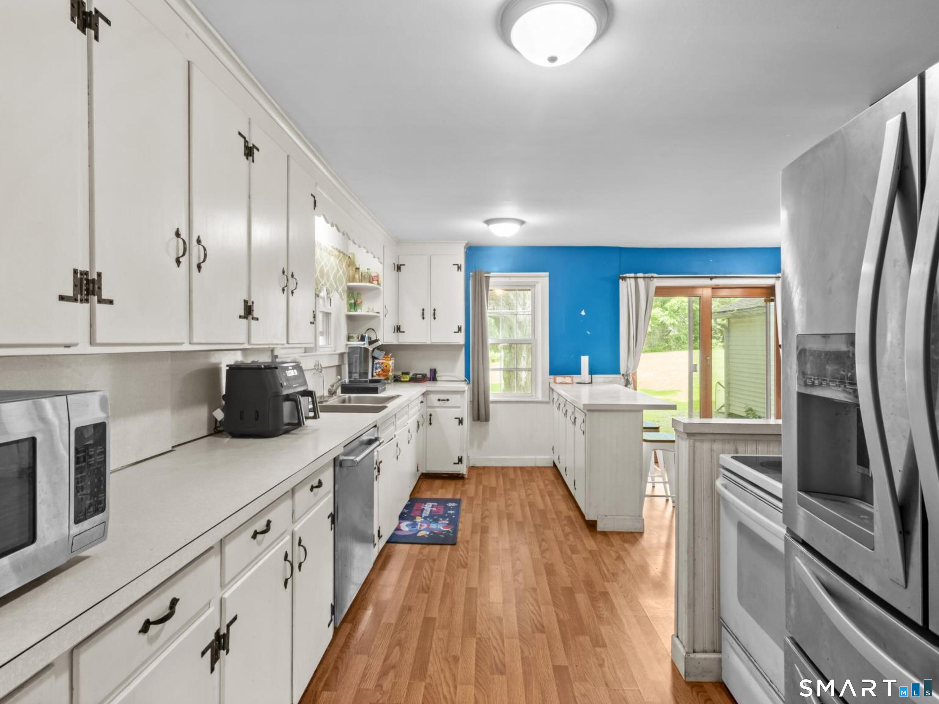 Photo 3 of Single family home for sale at 527 Lake St, Manchester, CT 06042 | MLS# 24172279 | Listing updated on 2026-10-05