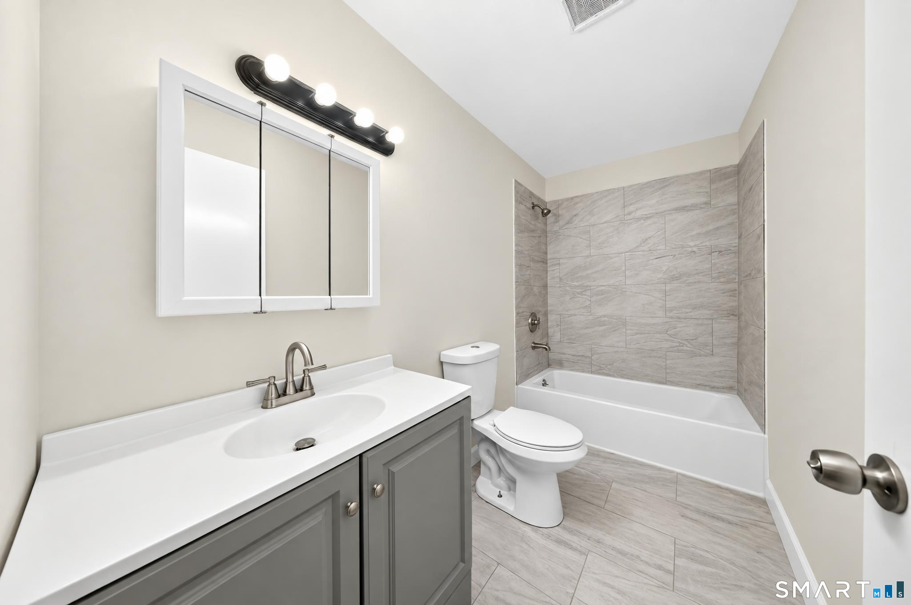 Foto 9 de Apartamento en renta en 274 Park Street #1, Bridgeport, CT — $1,900/mes