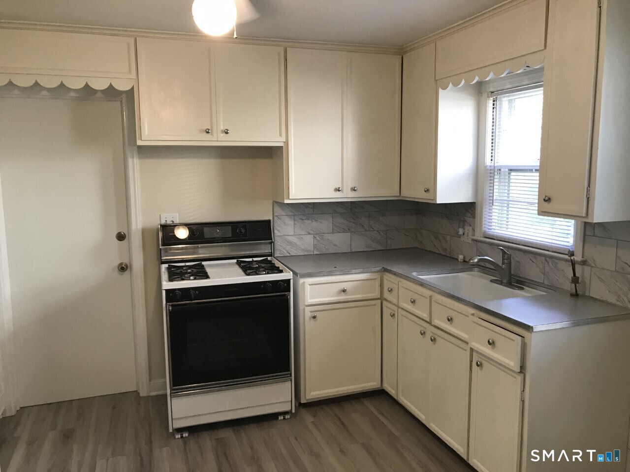 Foto 7 de Apartamento en renta en 720 Knapps Highway, Fairfield, CT — $2,300/mes