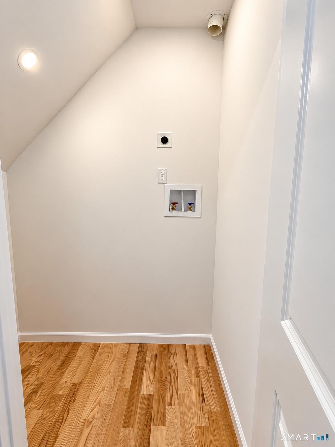Foto 8 de Casa en renta en 270 Wells Street #Rear, Bridgeport, CT — $2,800/mes