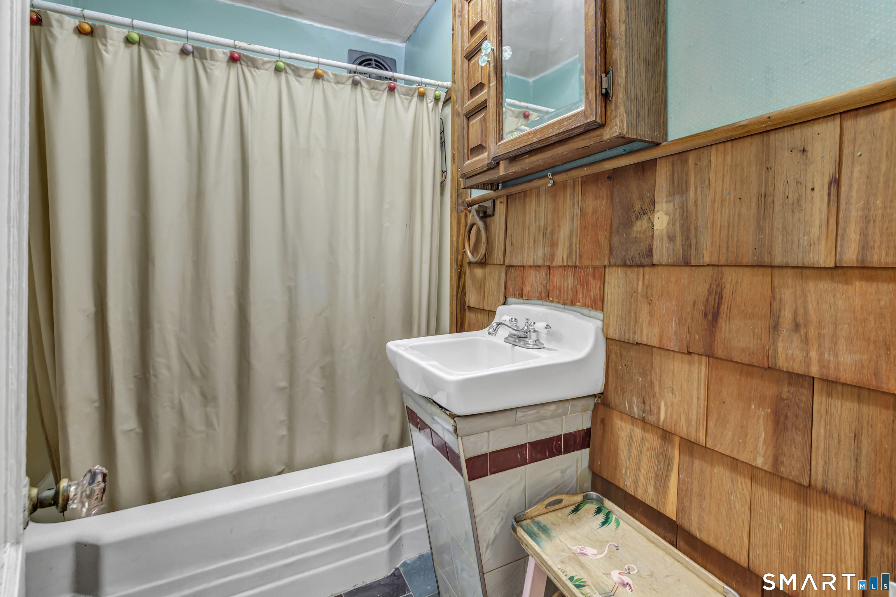 Main Floor - Full Bath offers Shower/tub