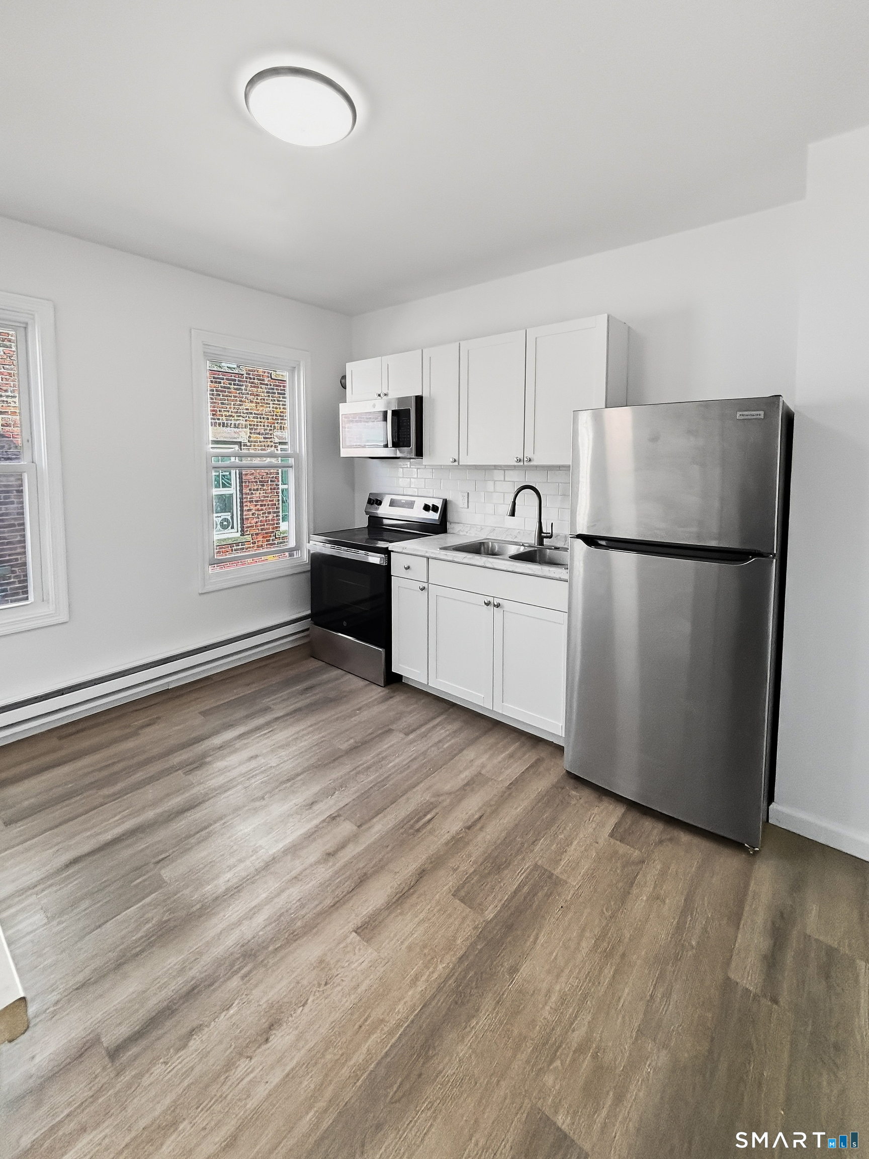 Foto 6 de Apartamento en renta en 1739 Stratford Avenue, Bridgeport, CT — $2,500/mes