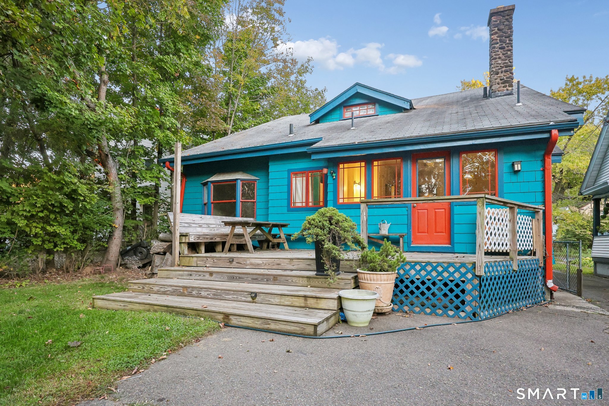 1566 Whitney Avenue photo 32