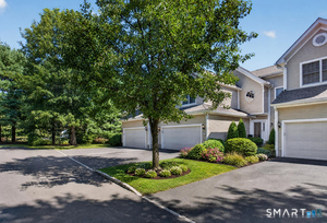 17 Regency, Unit 17, Trumbull
