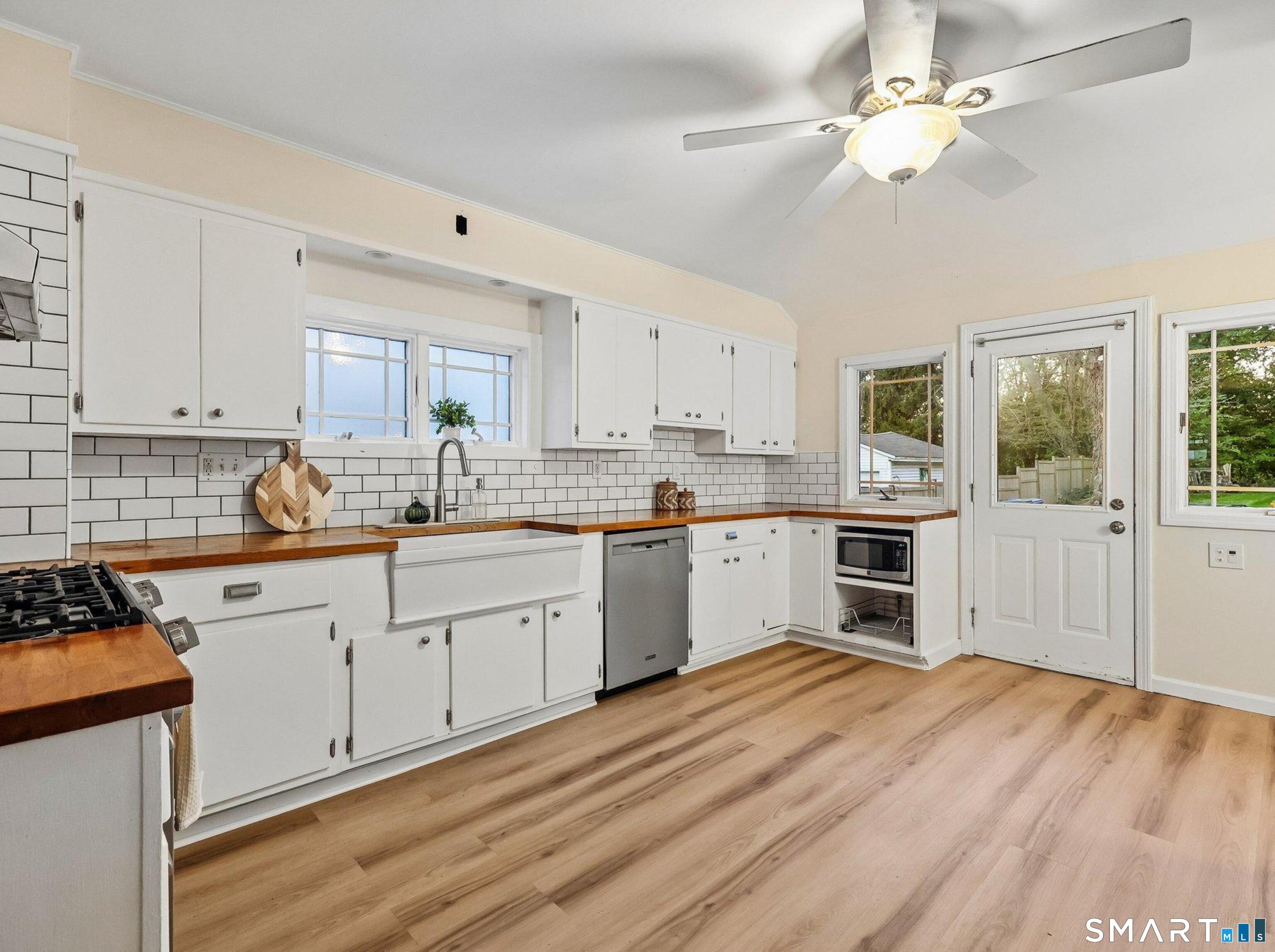 1566 Whitney Avenue photo 11