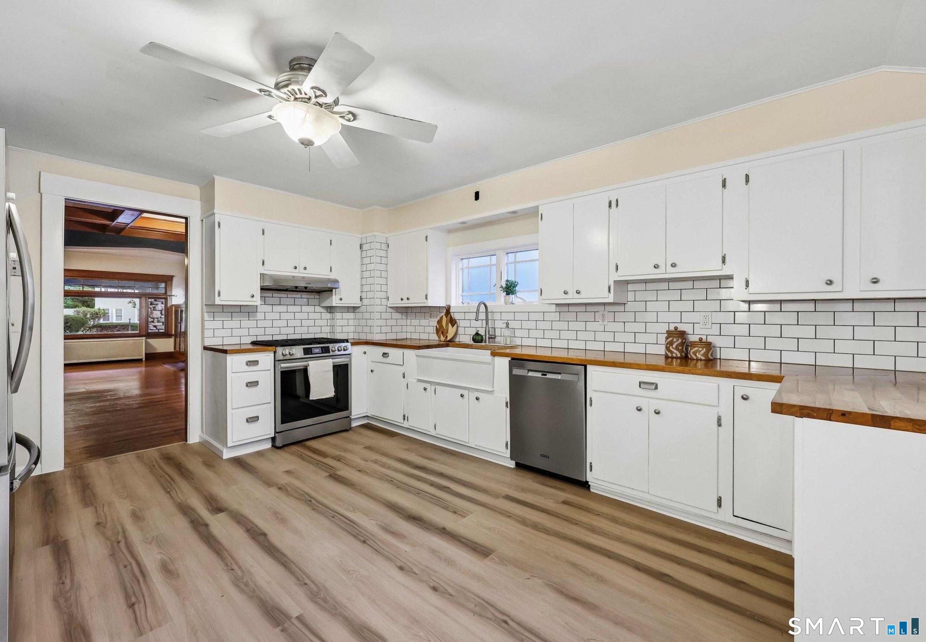 1566 Whitney Avenue photo 13