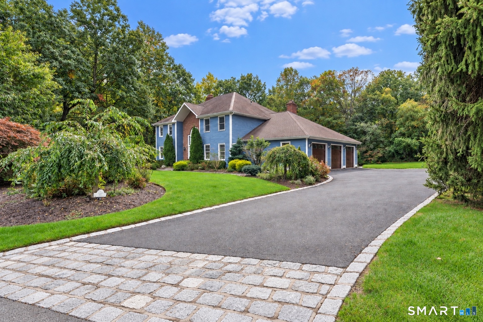 Photo 2 of Single family home for sale at 3 Crescent Ln, Trumbull, CT 06611 | MLS# 24212073 | Listing updated on 2026-10-08