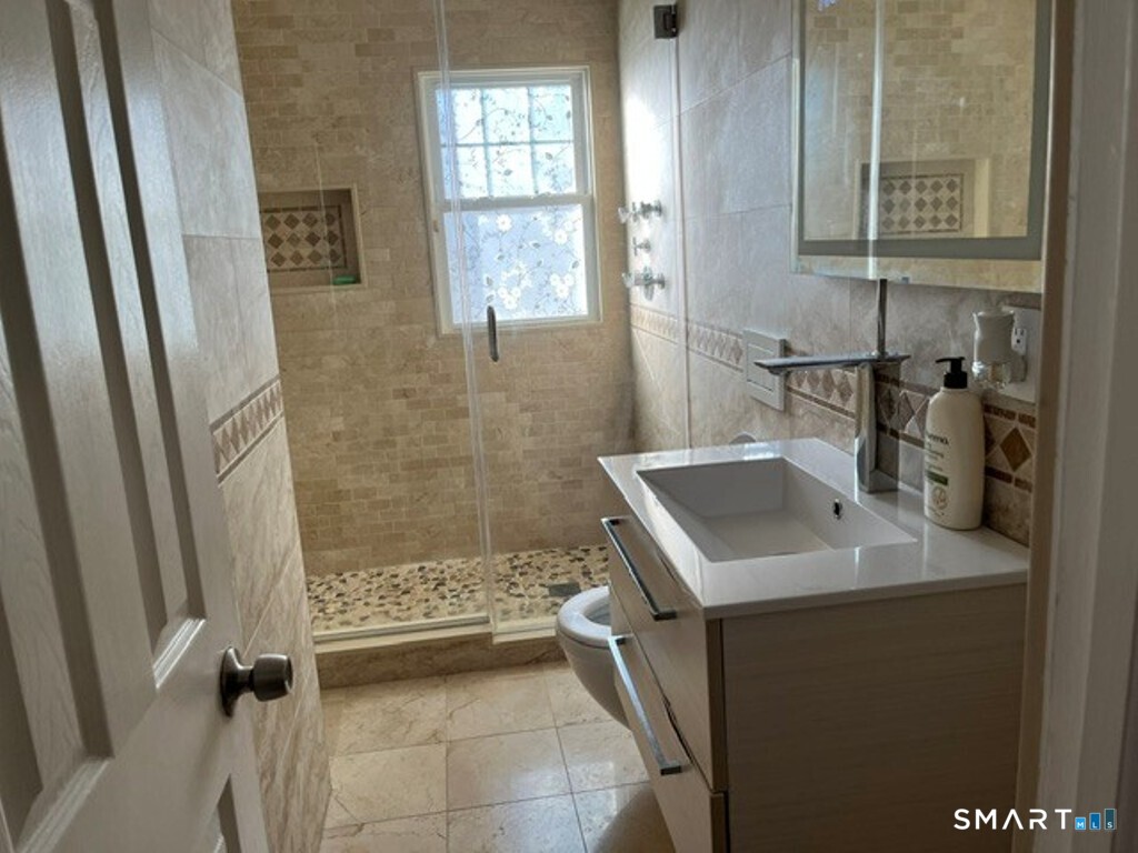 Main level full bath