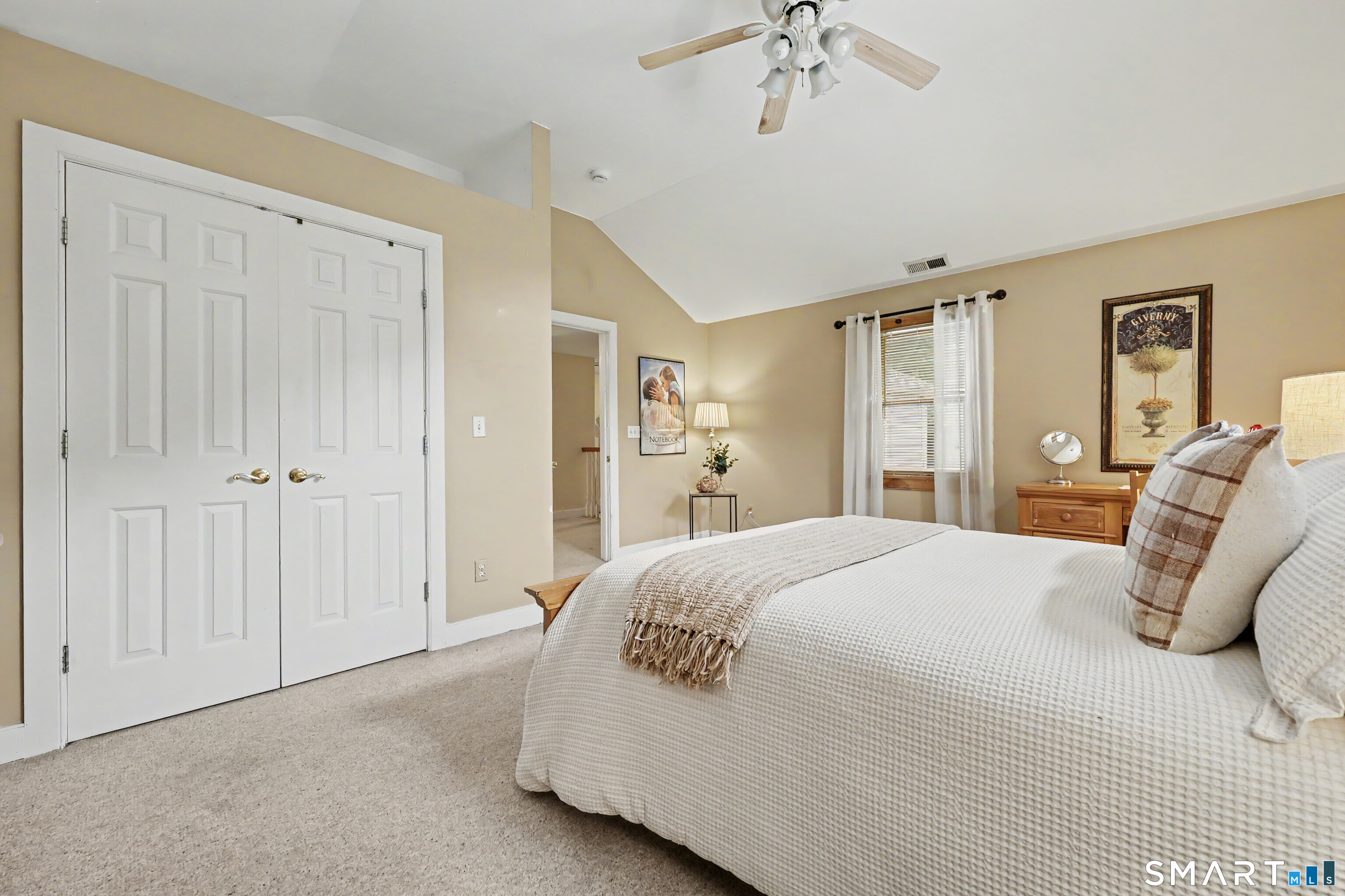 Has Vaulted Ceiling