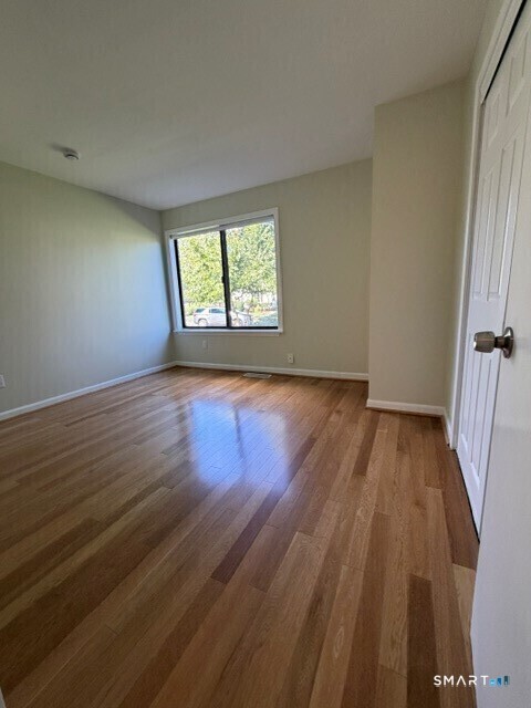 Foto 8 de Condominio en renta en 350 Grovers Avenue #1H, Bridgeport, CT — $2,300/mes