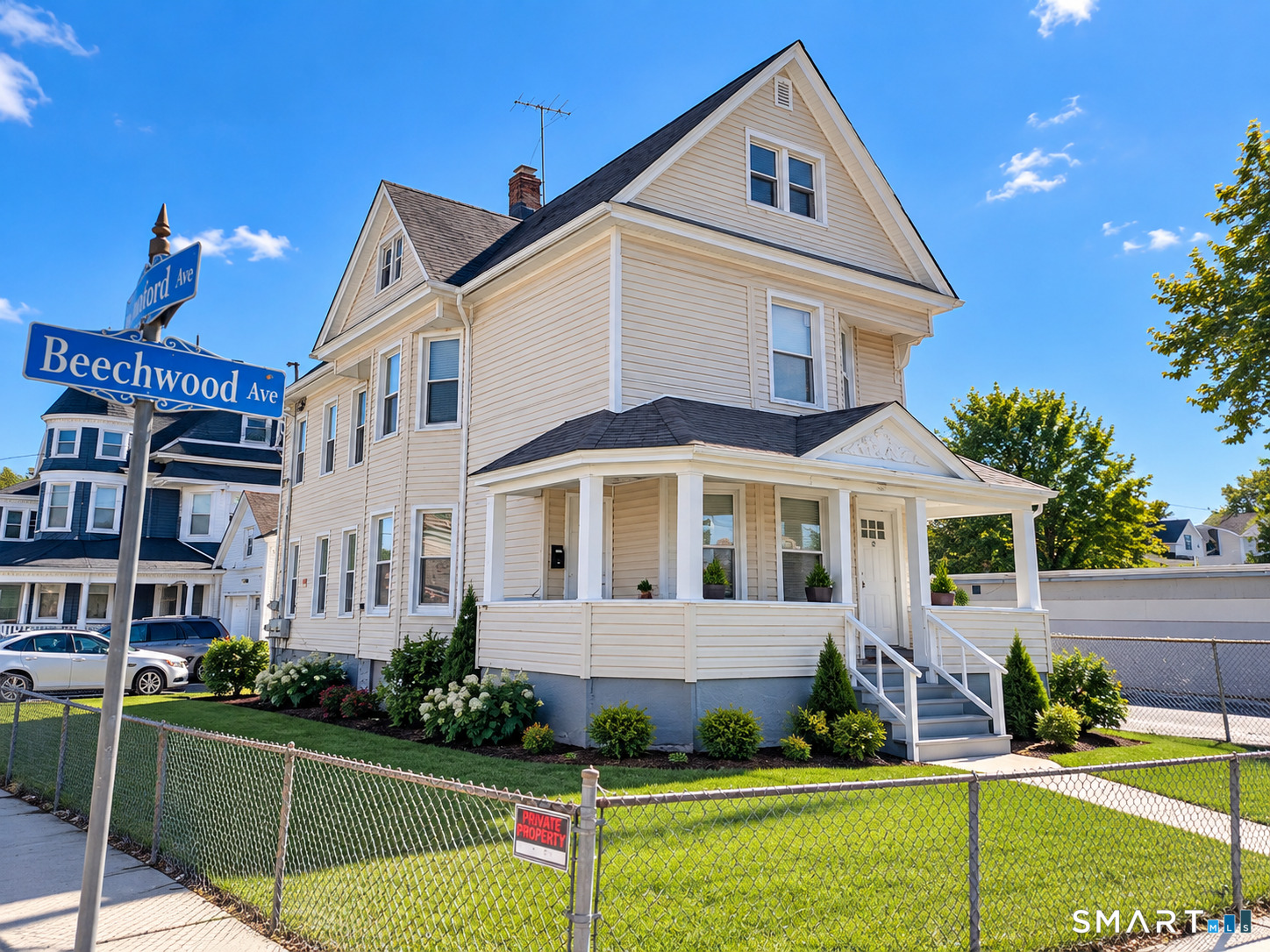 Foto 1 de Apartamento en renta en 725 Beechwood Avenue #2, Bridgeport, CT — $2,300/mes