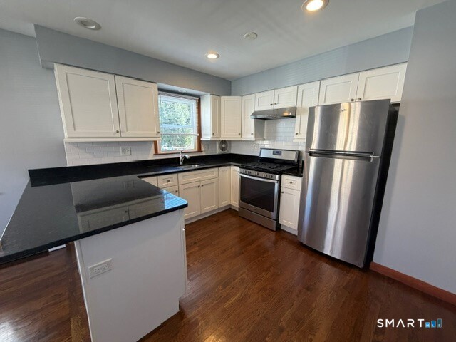 Foto 8 de Apartamento en renta en 64 Nash Lane, Bridgeport, CT — $2,495/mes