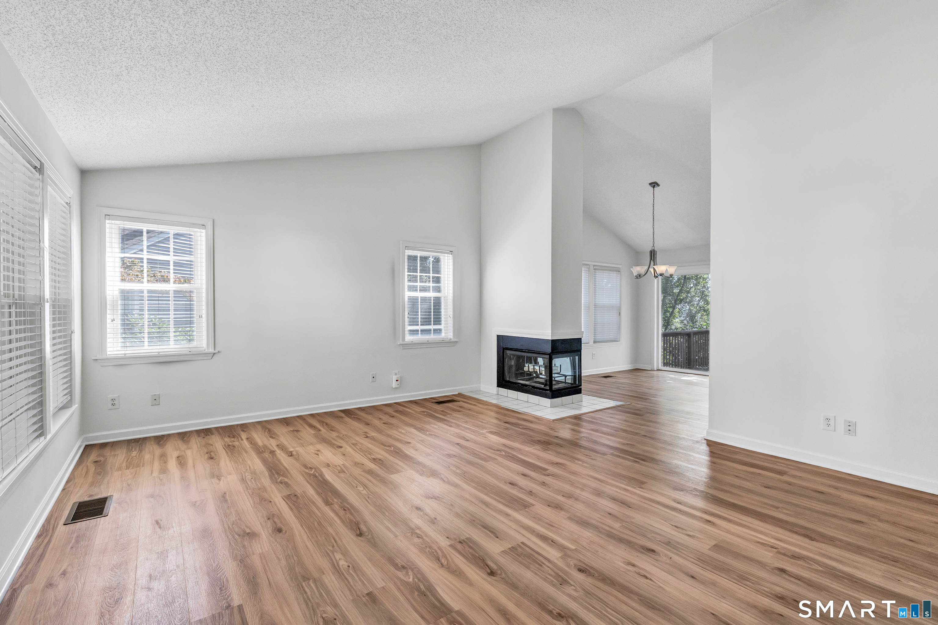 Foto 7 de Condominio en renta en 16 Rivendell Drive #16, Shelton, CT — $3,550/mes