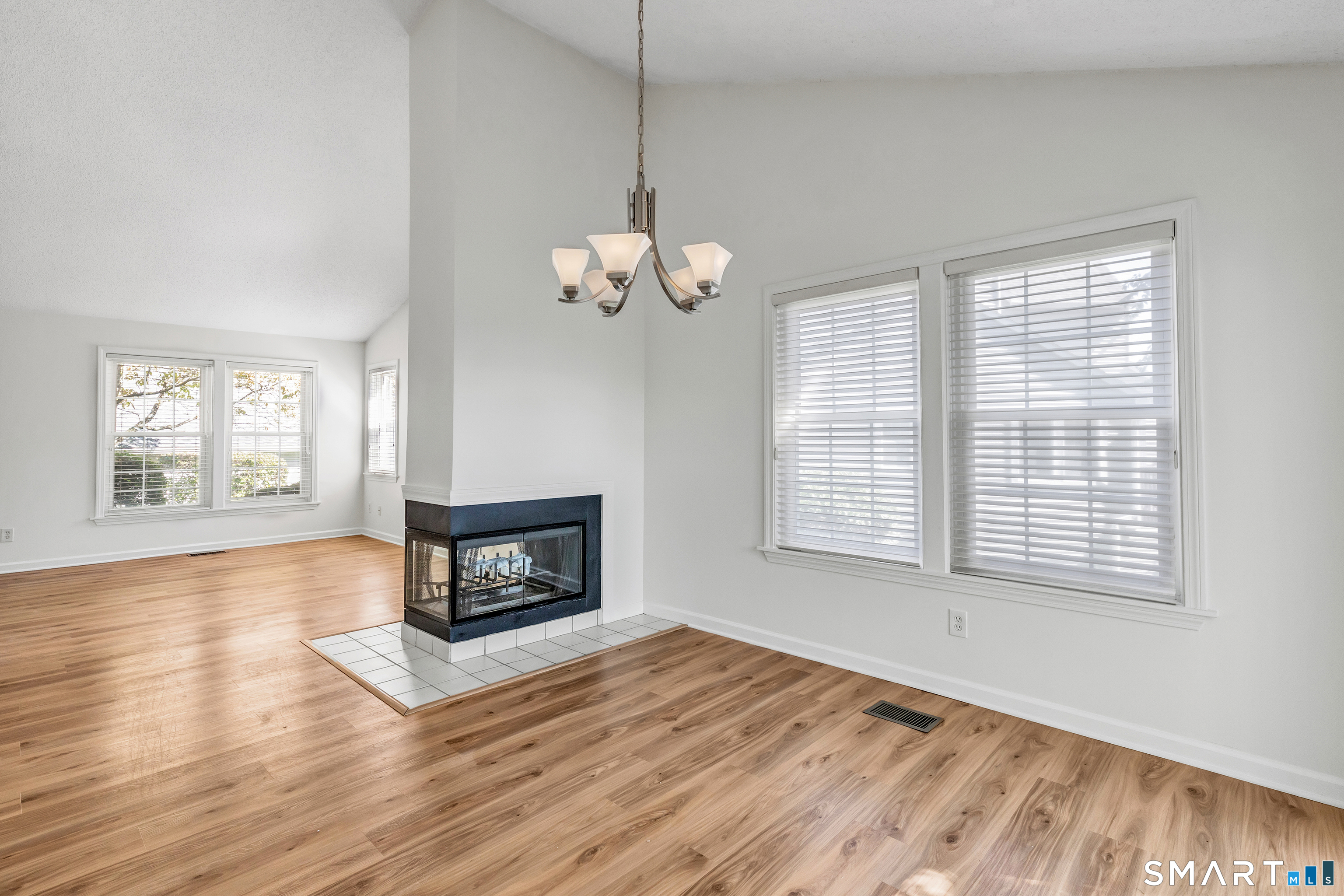 Foto 8 de Condominio en renta en 16 Rivendell Drive #16, Shelton, CT — $3,550/mes