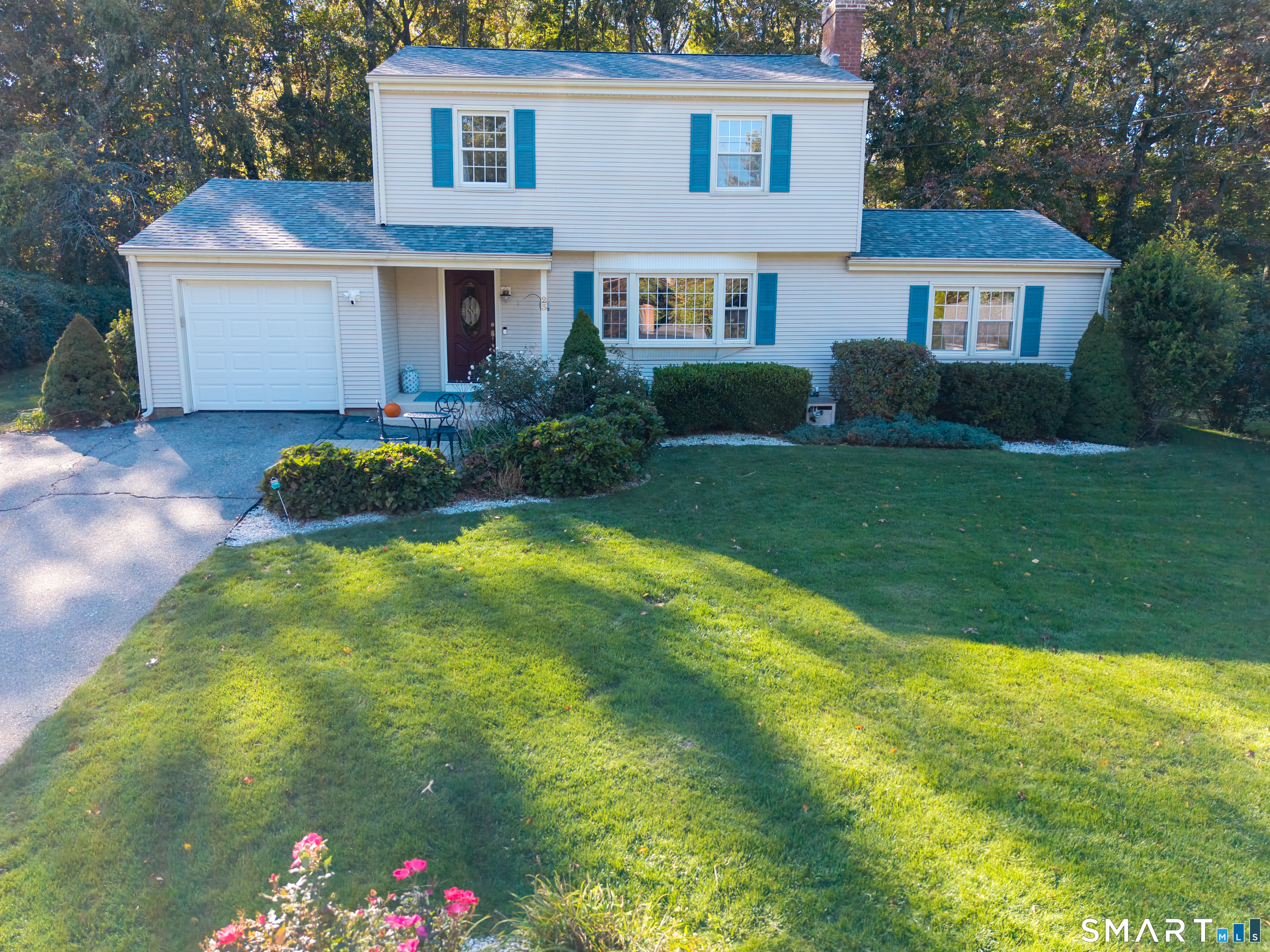 23 Oakwood Drive, Gales Ferry, Ledyard, CT 06335