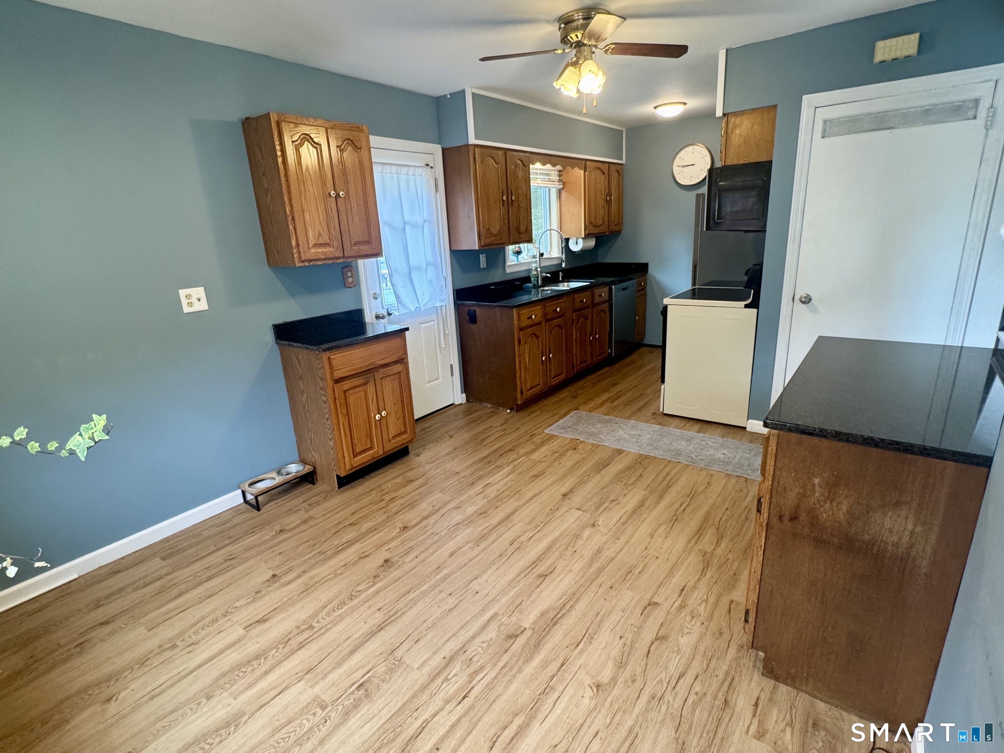 Foto 6 de Casa en renta en 5 Bethpage Drive, Bethel, CT — $3,400/mes
