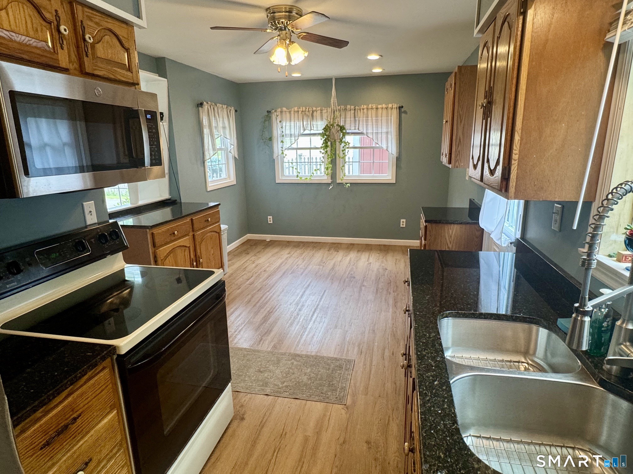 Foto 7 de Casa en renta en 5 Bethpage Drive, Bethel, CT — $3,400/mes