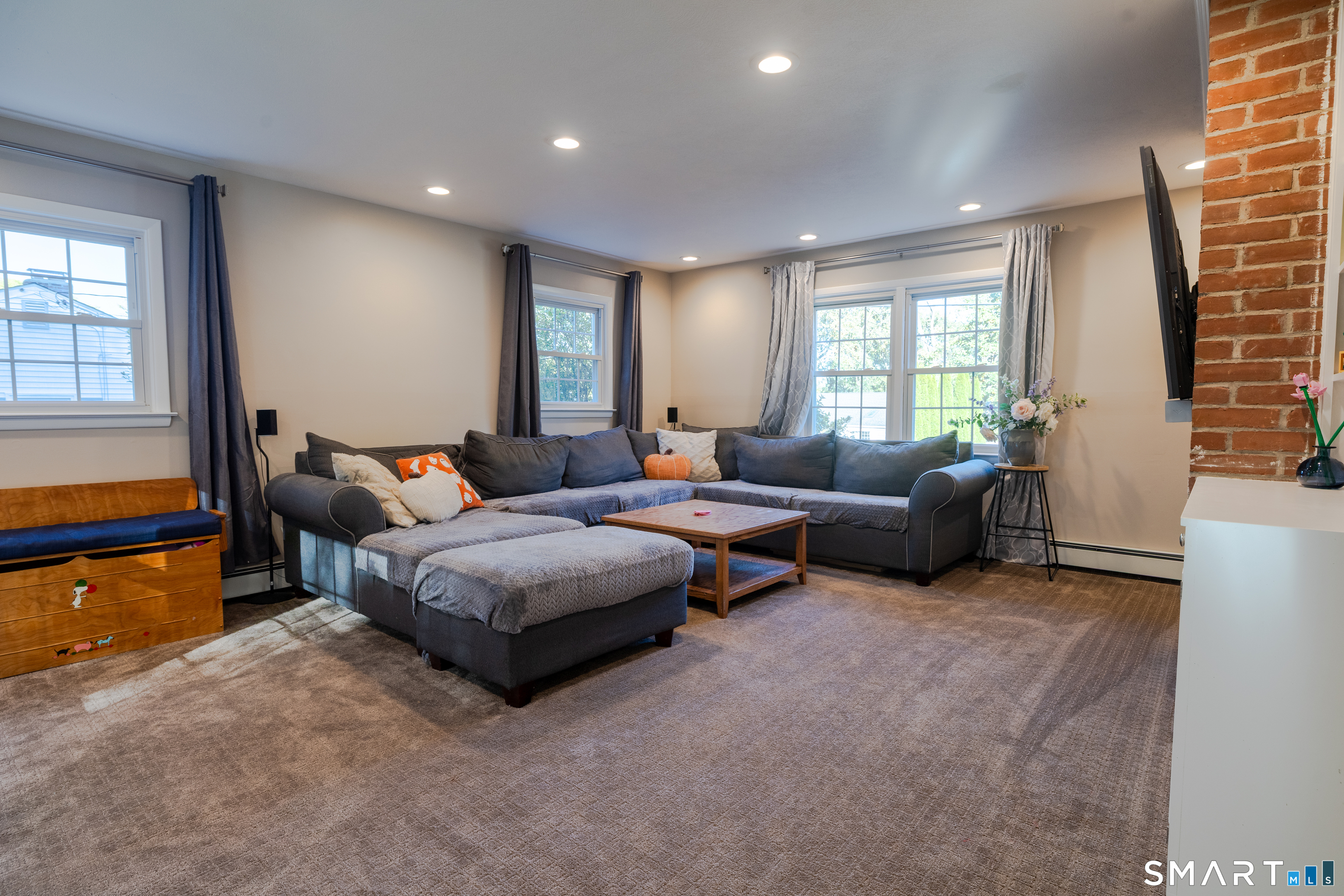 23 Oakwood Drive, Gales Ferry, Ledyard, CT 06335