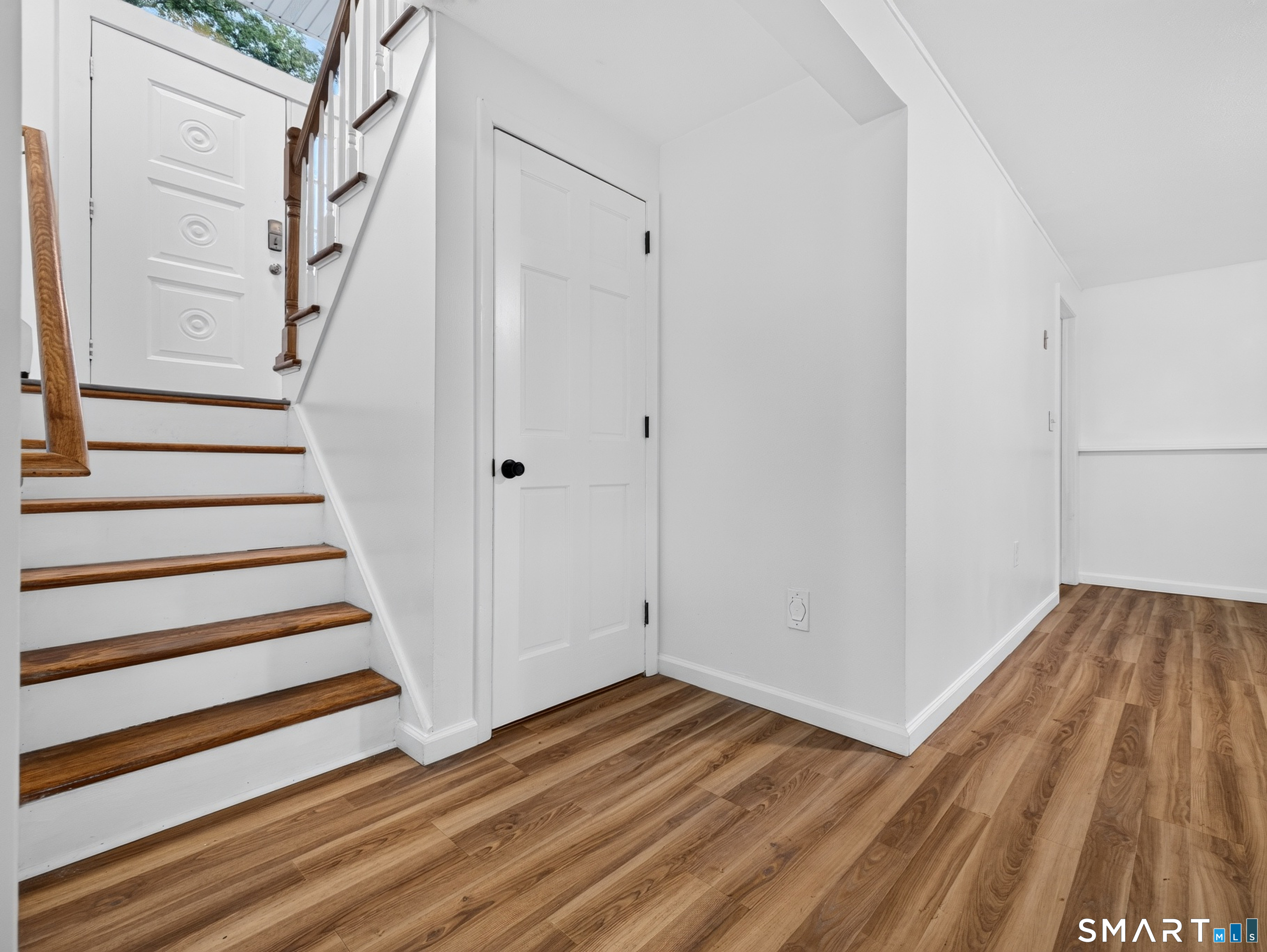 8 Pequot Drive, Gales Ferry, Ledyard, CT 06335