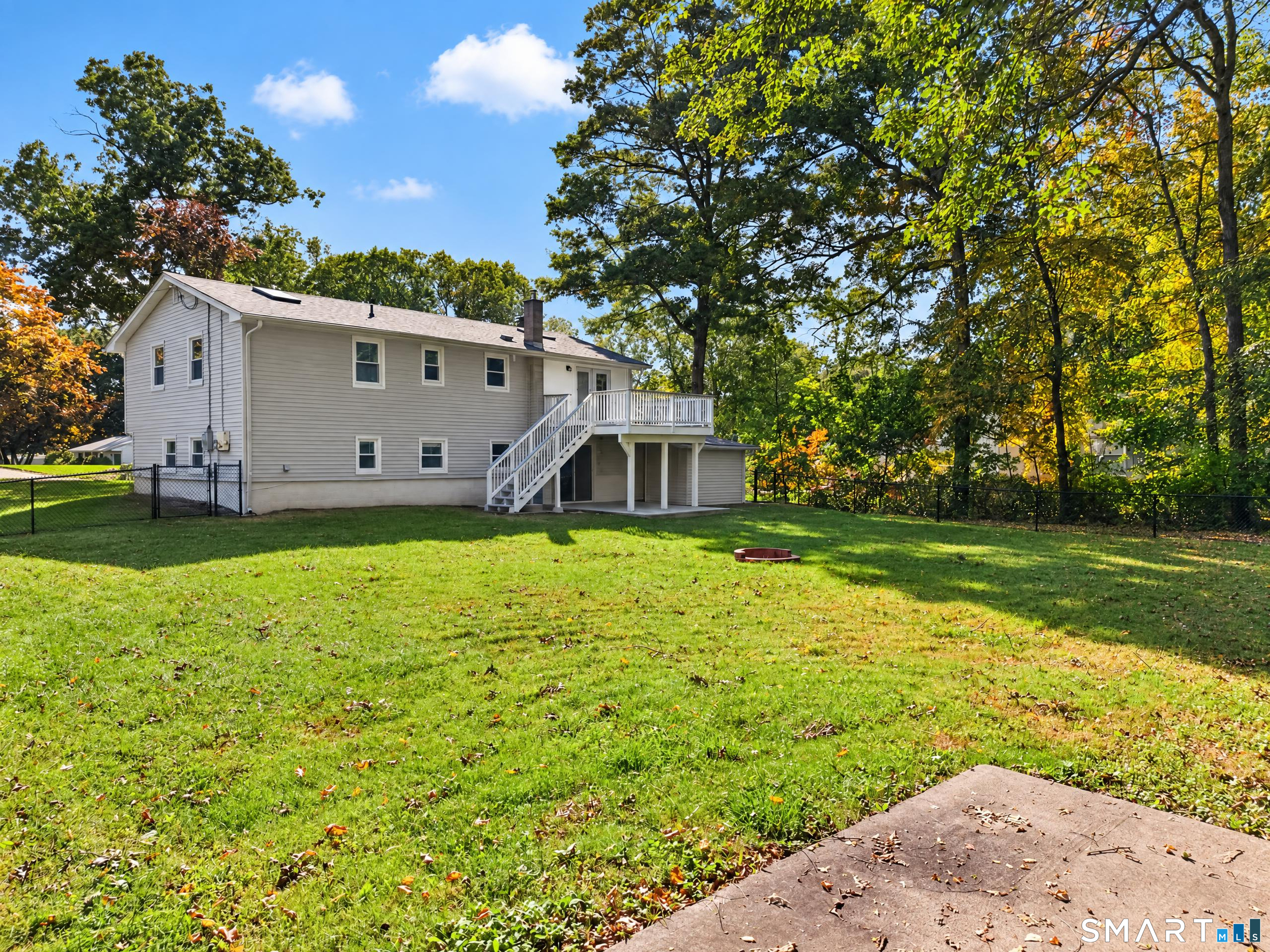 8 Pequot Drive, Gales Ferry, Ledyard, CT 06335