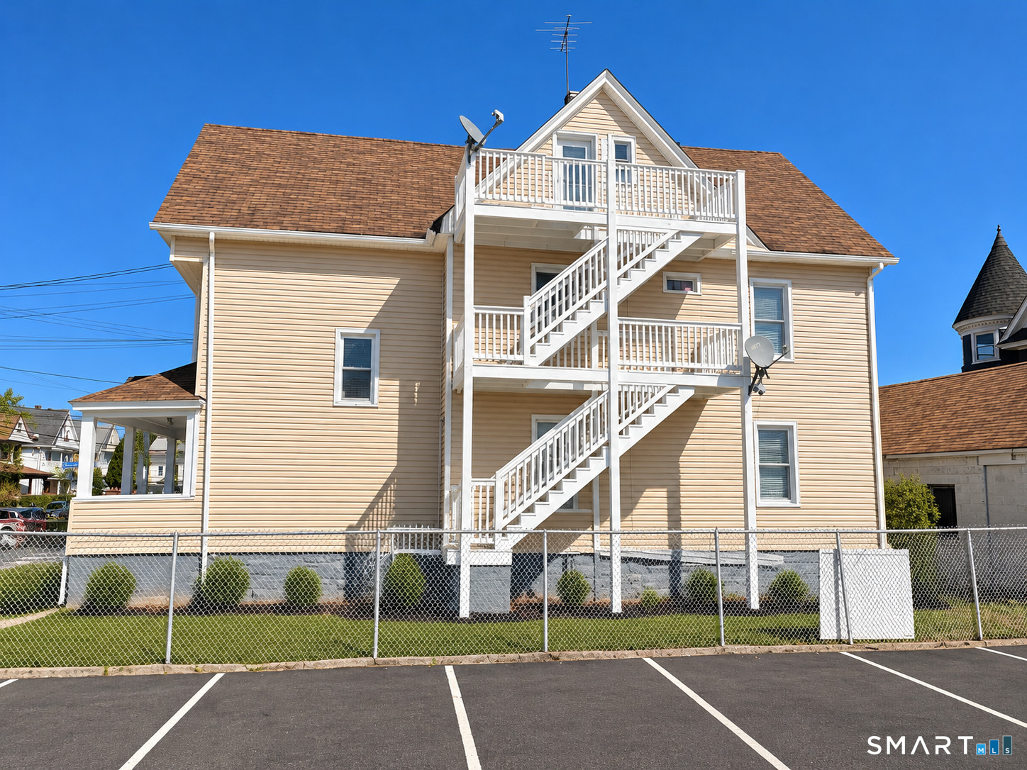 Foto 3 de Apartamento en renta en 725 Beechwood Avenue #2, Bridgeport, CT — $2,300/mes