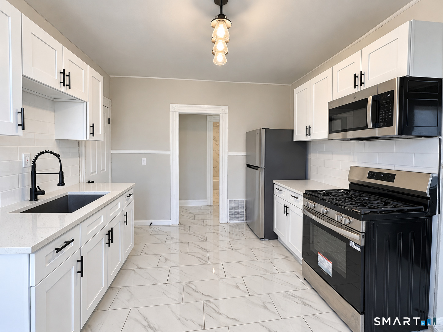 Foto 4 de Apartamento en renta en 725 Beechwood Avenue #2, Bridgeport, CT — $2,300/mes