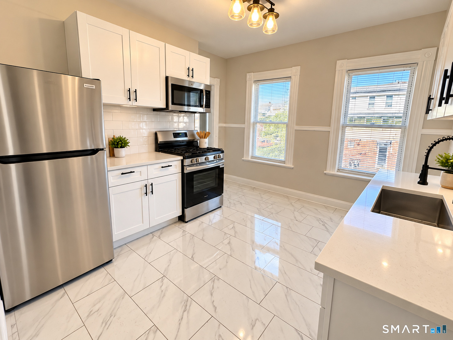 Foto 5 de Apartamento en renta en 725 Beechwood Avenue #2, Bridgeport, CT — $2,300/mes