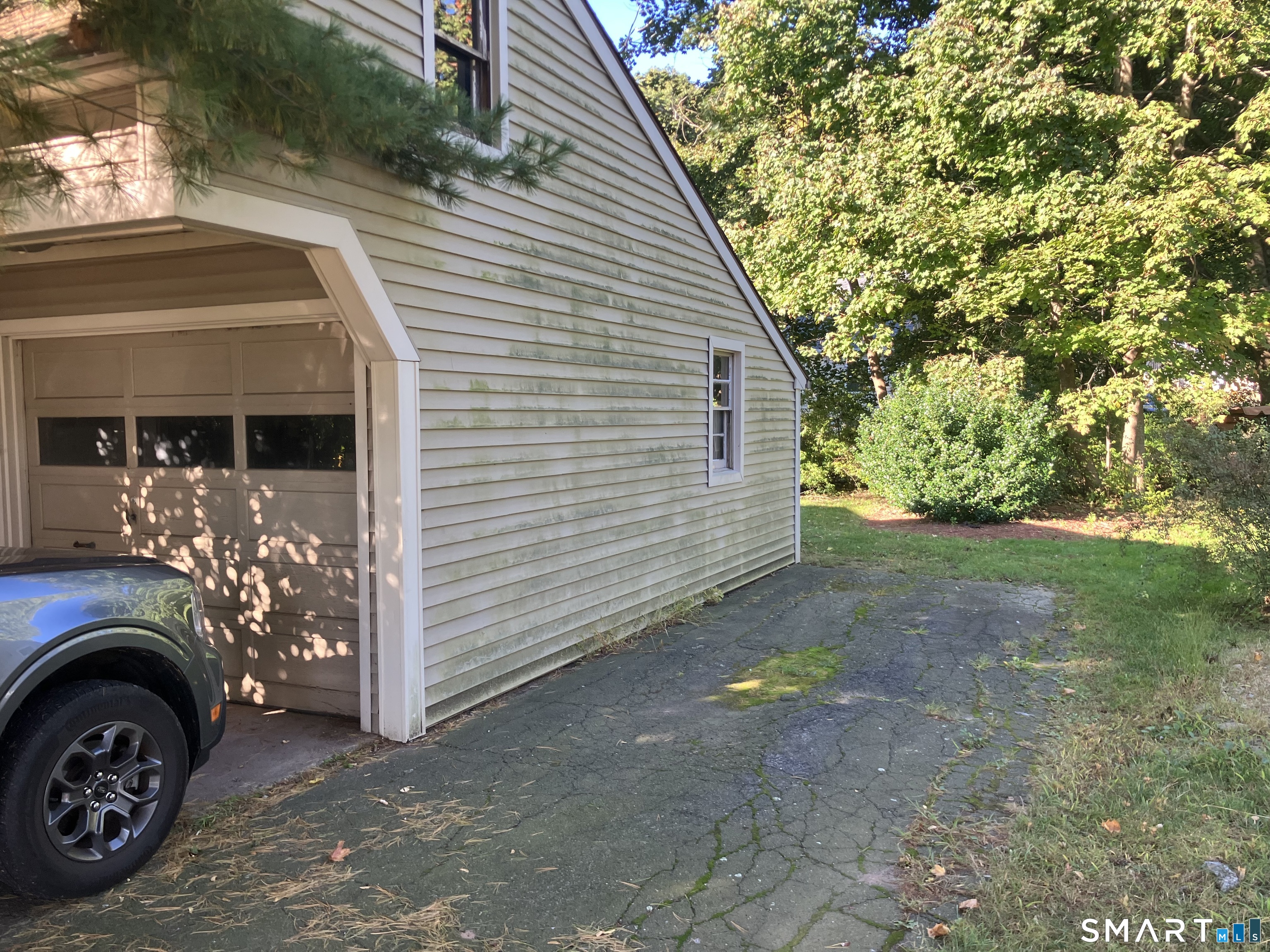Photo 3 of Single family home for sale at 237 King St, Bristol, CT 06010 | MLS# 24211825 | Listing updated on 2026-10-07