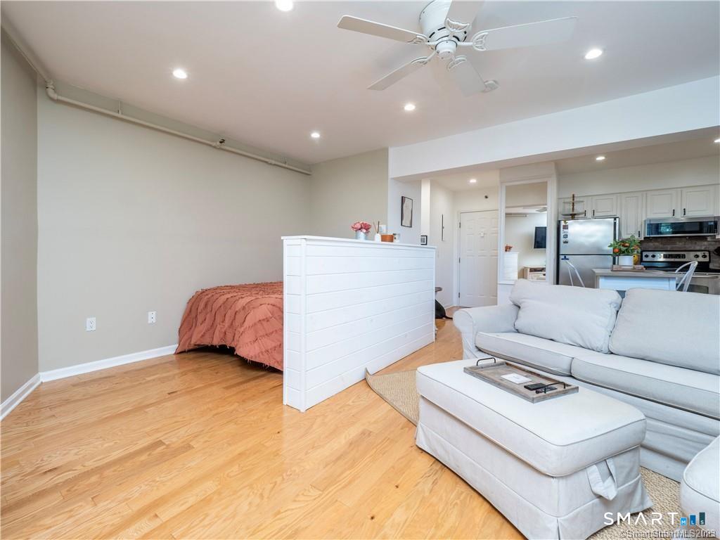 Foto 9 de Condominio en renta en 25 Grand Street #164, Norwalk, CT — $2,000/mes