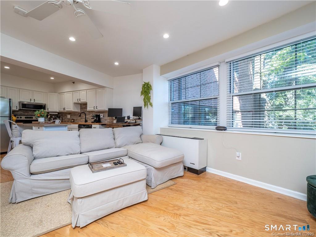 Foto 6 de Condominio en renta en 25 Grand Street #164, Norwalk, CT — $2,000/mes
