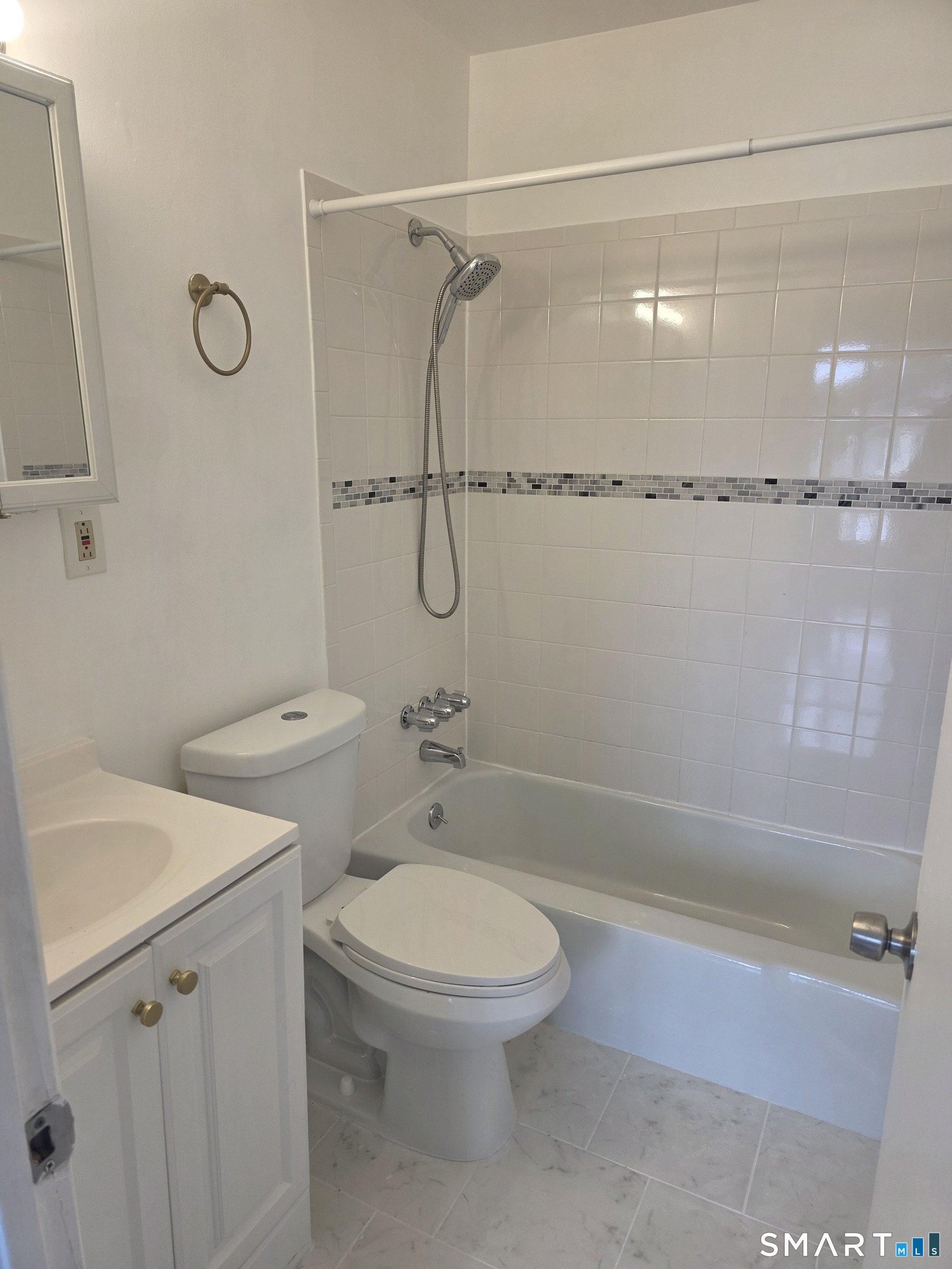Foto 8 de Apartamento en renta en 345 Benham Avenue #C7, Bridgeport, CT — $1,350/mes