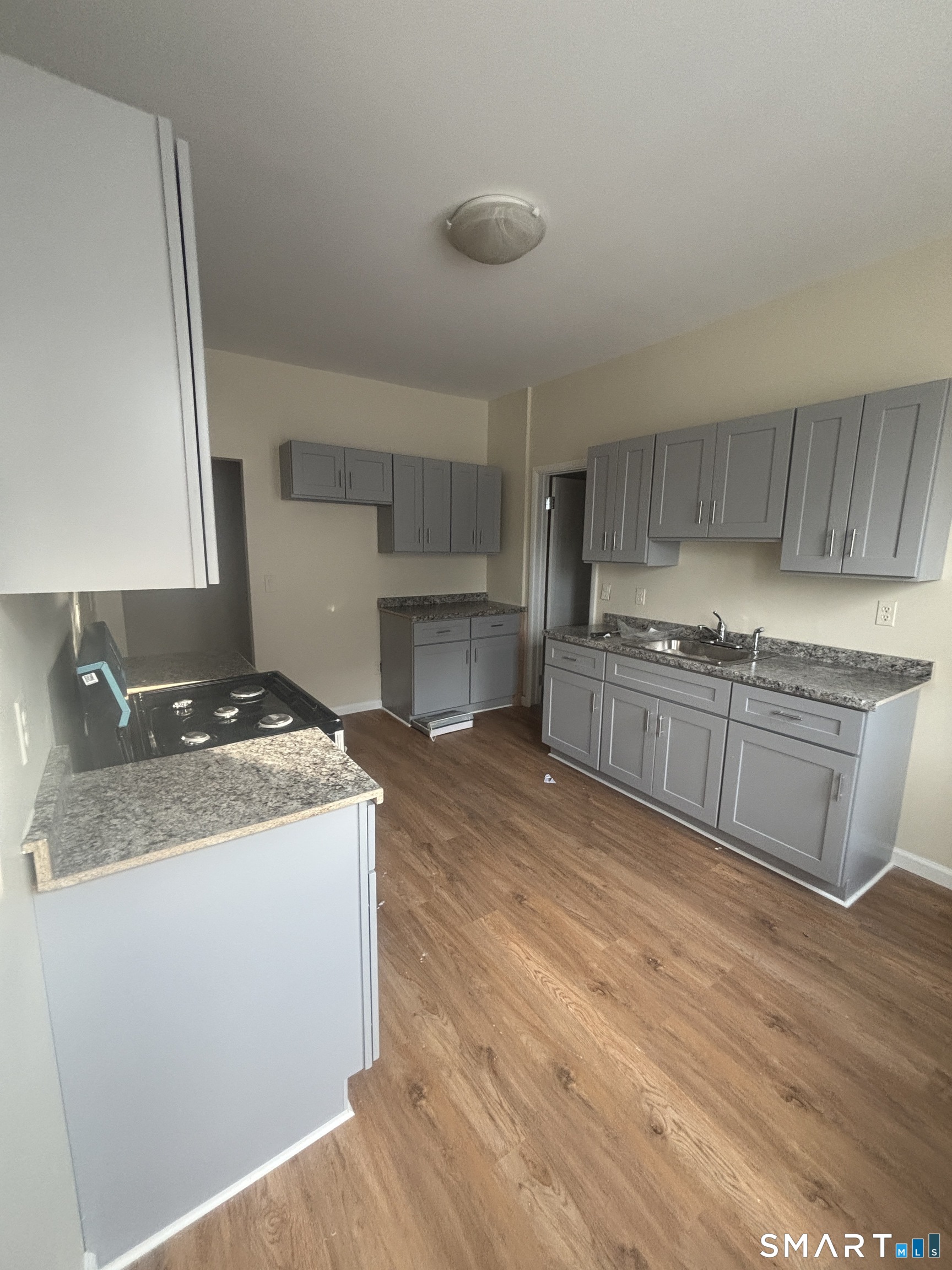 Foto 6 de Apartamento en renta en 1804 Barnum Avenue #5, Bridgeport, CT — $2,000/mes