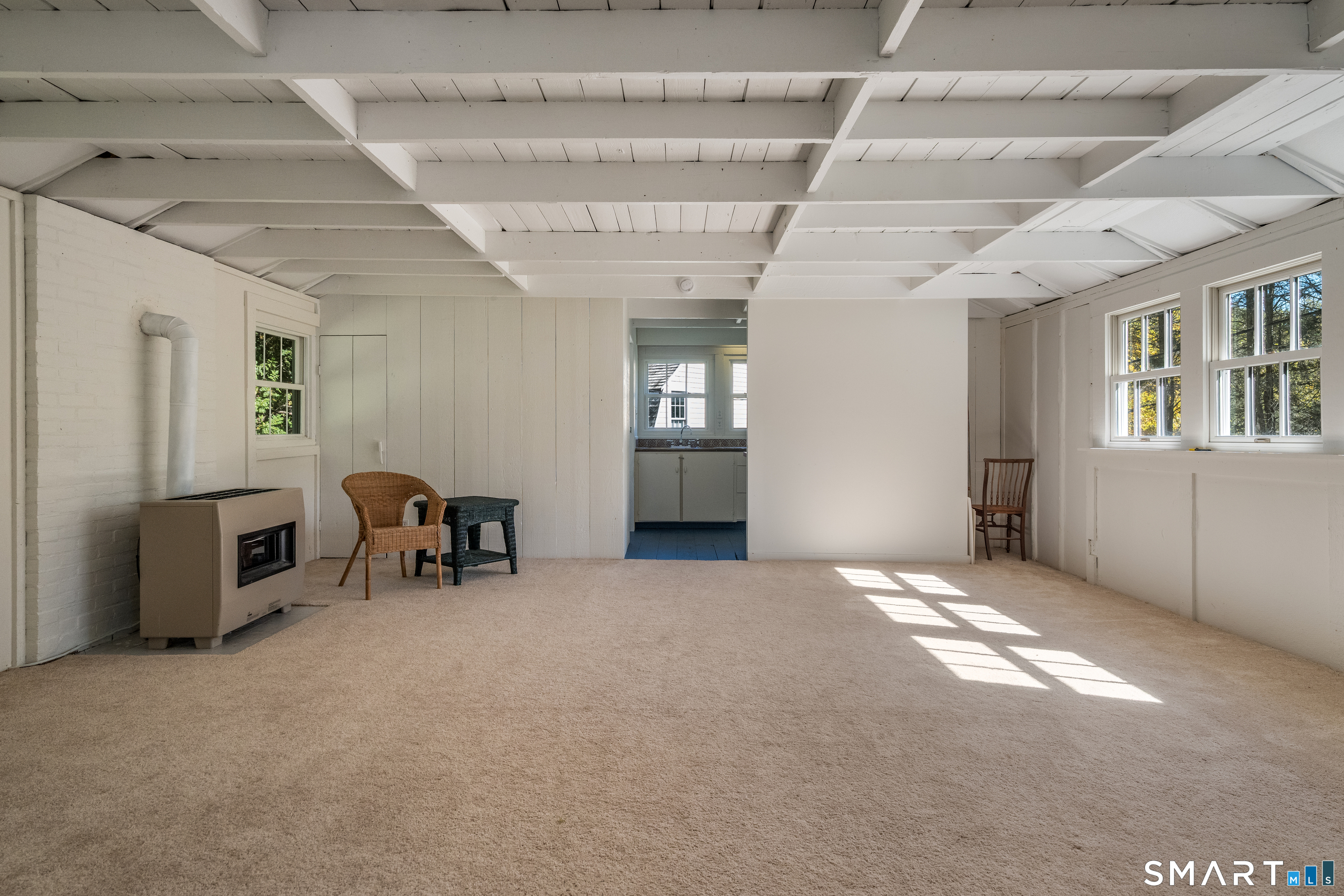 Apartment- Studio above garage with kitchen and full bathroom