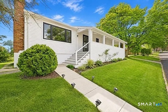 Foto 1 de Casa en renta en 17 Hazel Street, Fairfield, CT — $3,900/mes