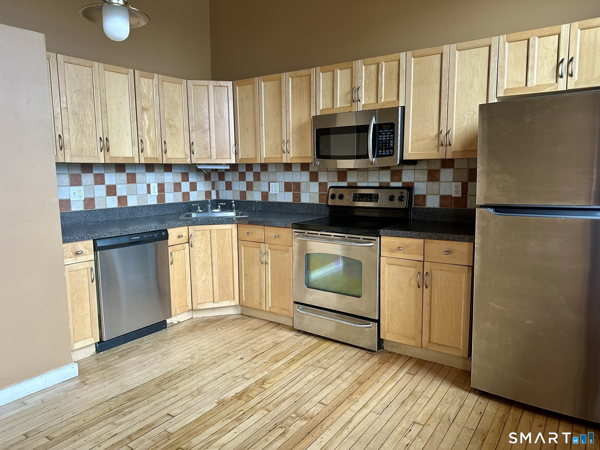 Foto 7 de Condominio en renta en 325 Lafayette Street #3303, Bridgeport, CT — $1,900/mes