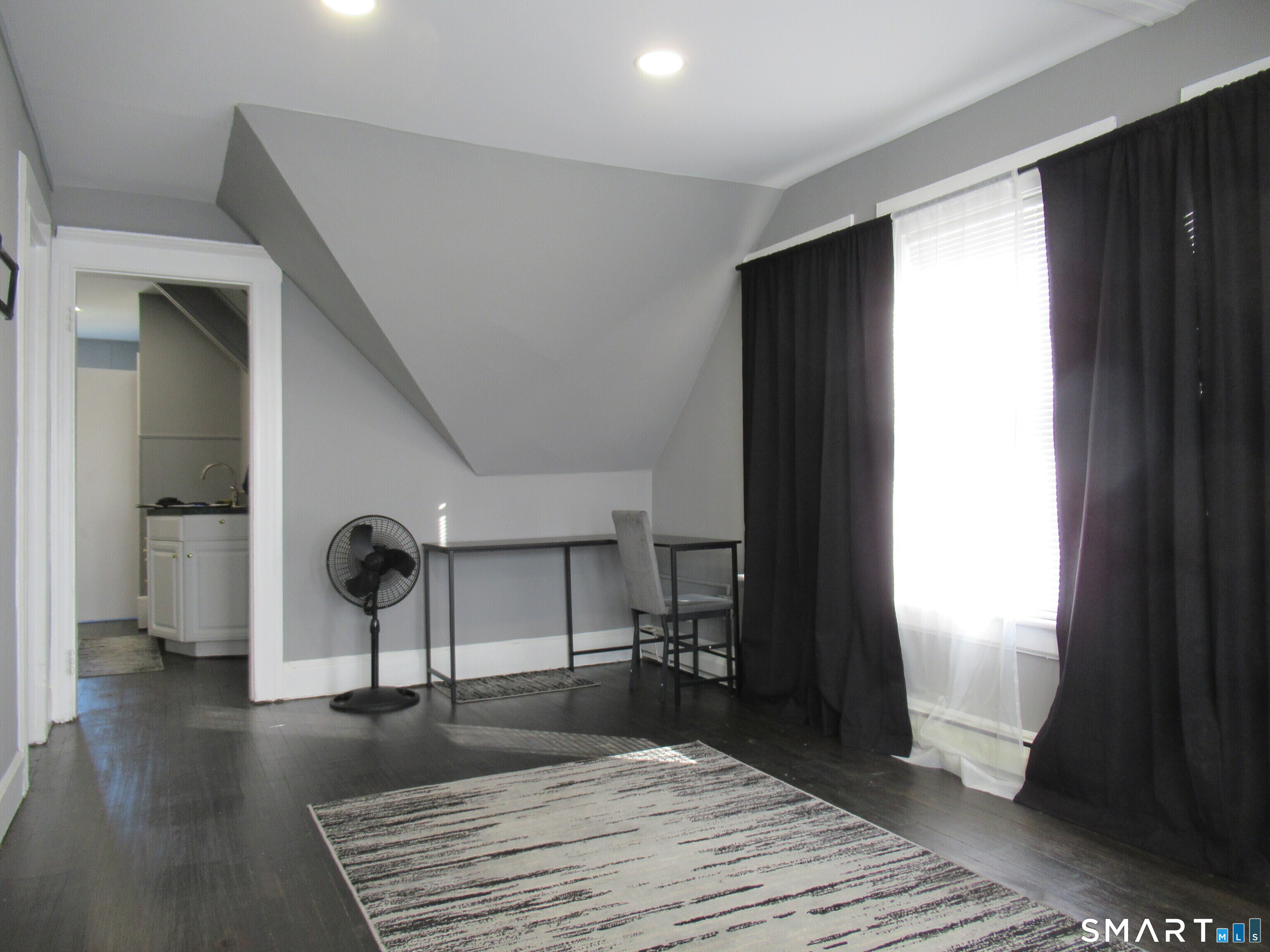 Foto 6 de Apartamento en renta en 326-330 Bradley Street, Bridgeport, CT — $1,650/mes