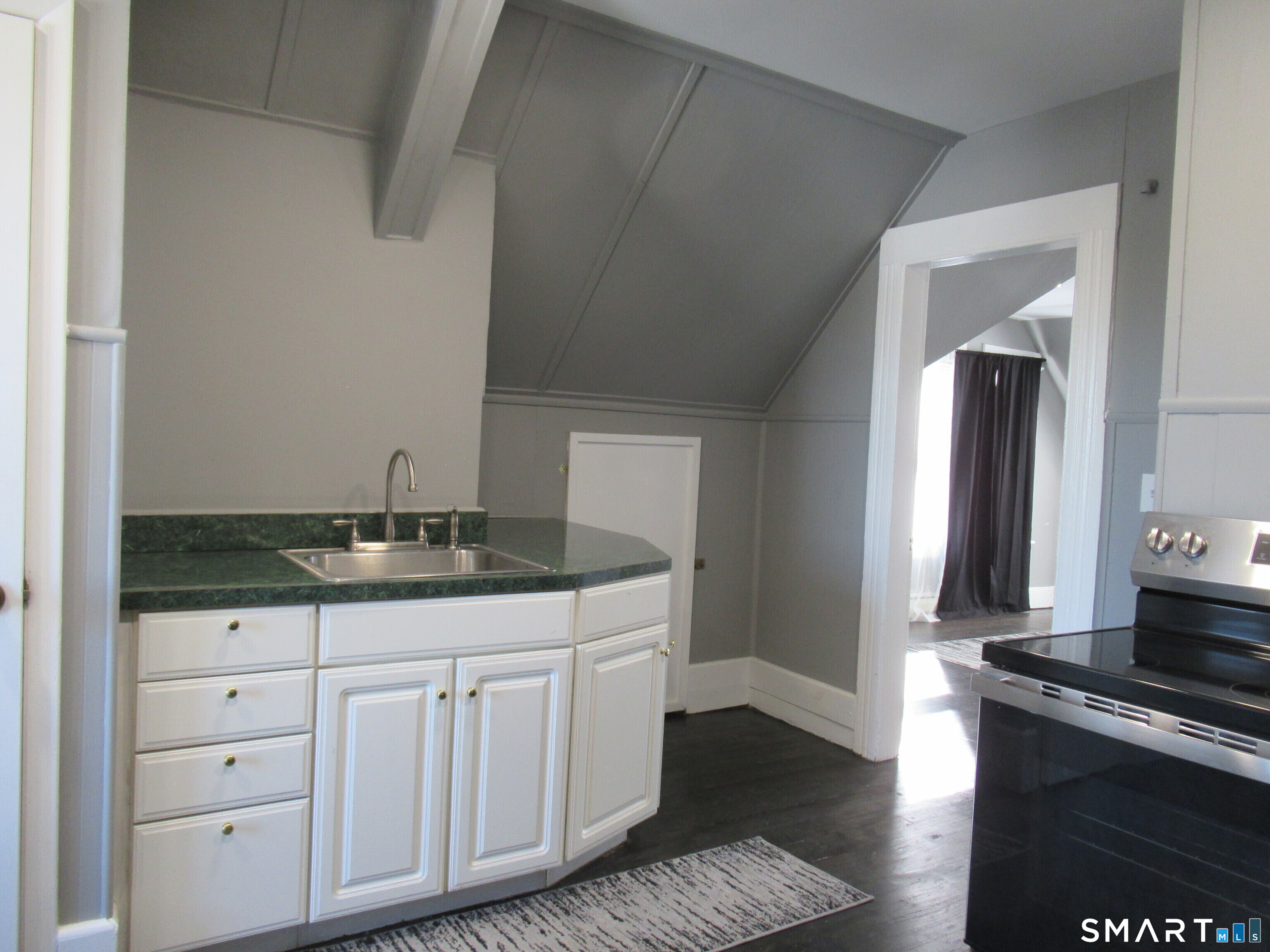 Foto 8 de Apartamento en renta en 326-330 Bradley Street, Bridgeport, CT — $1,650/mes
