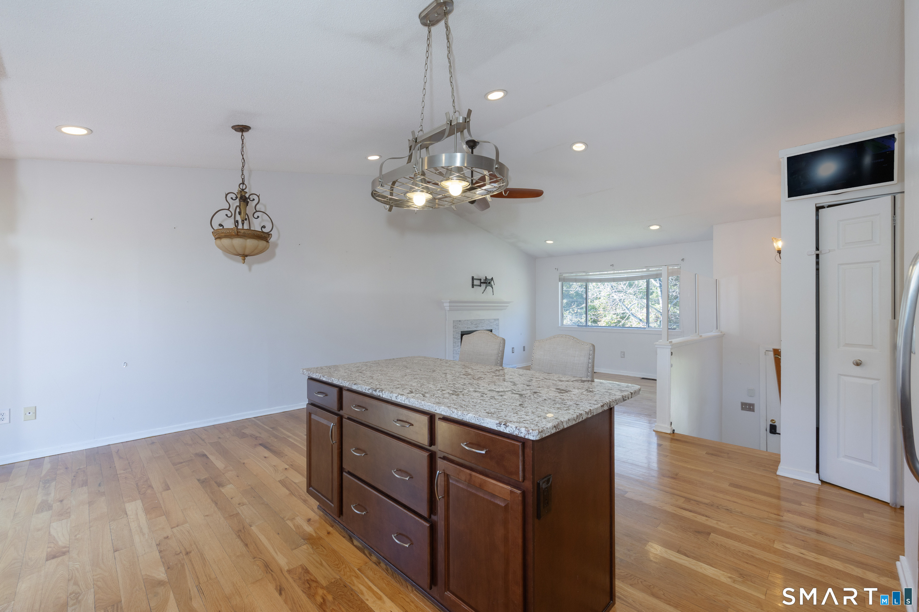 351 Bradley Street photo 8