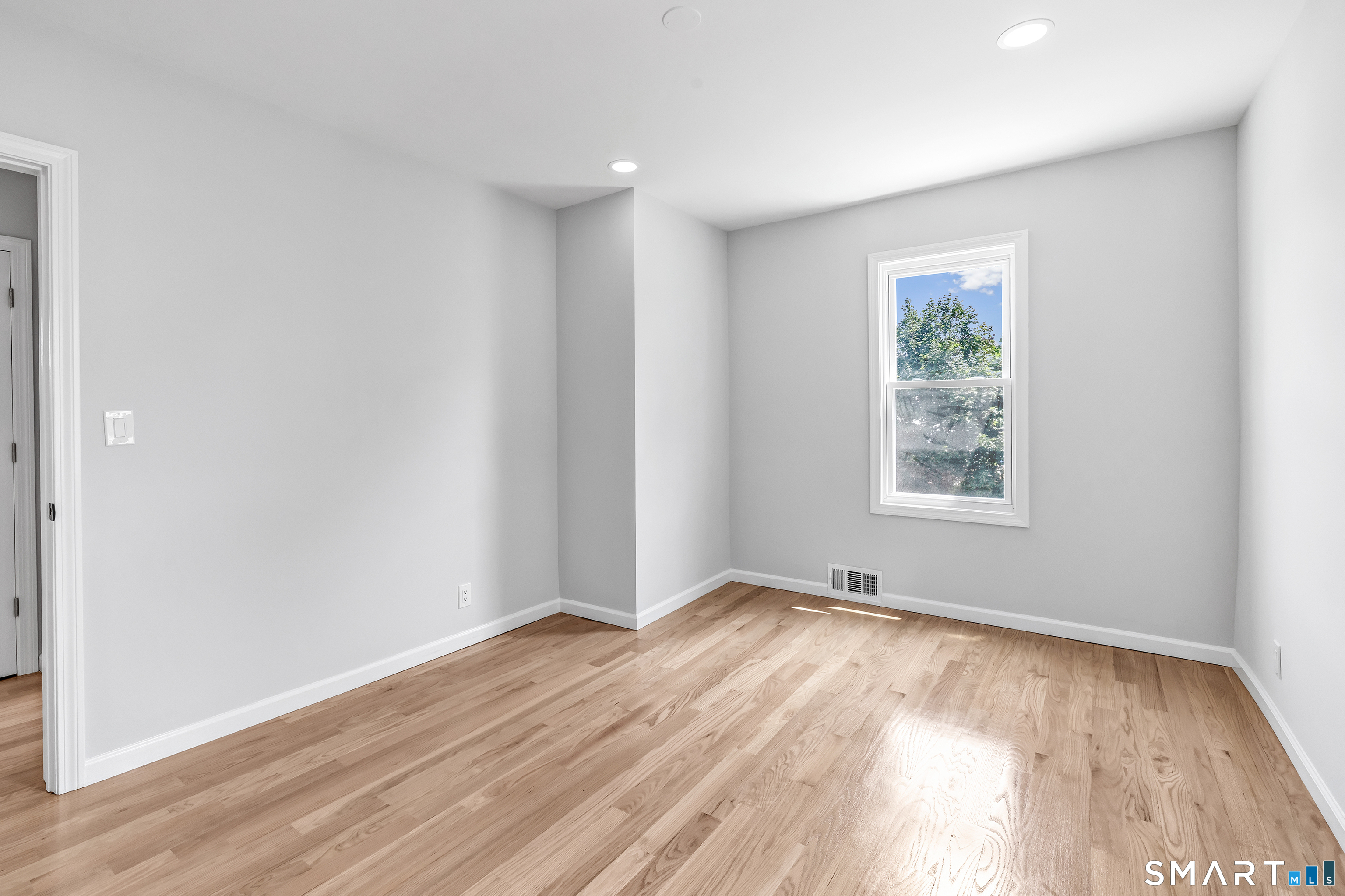 41 Burritt Avenue photo 19