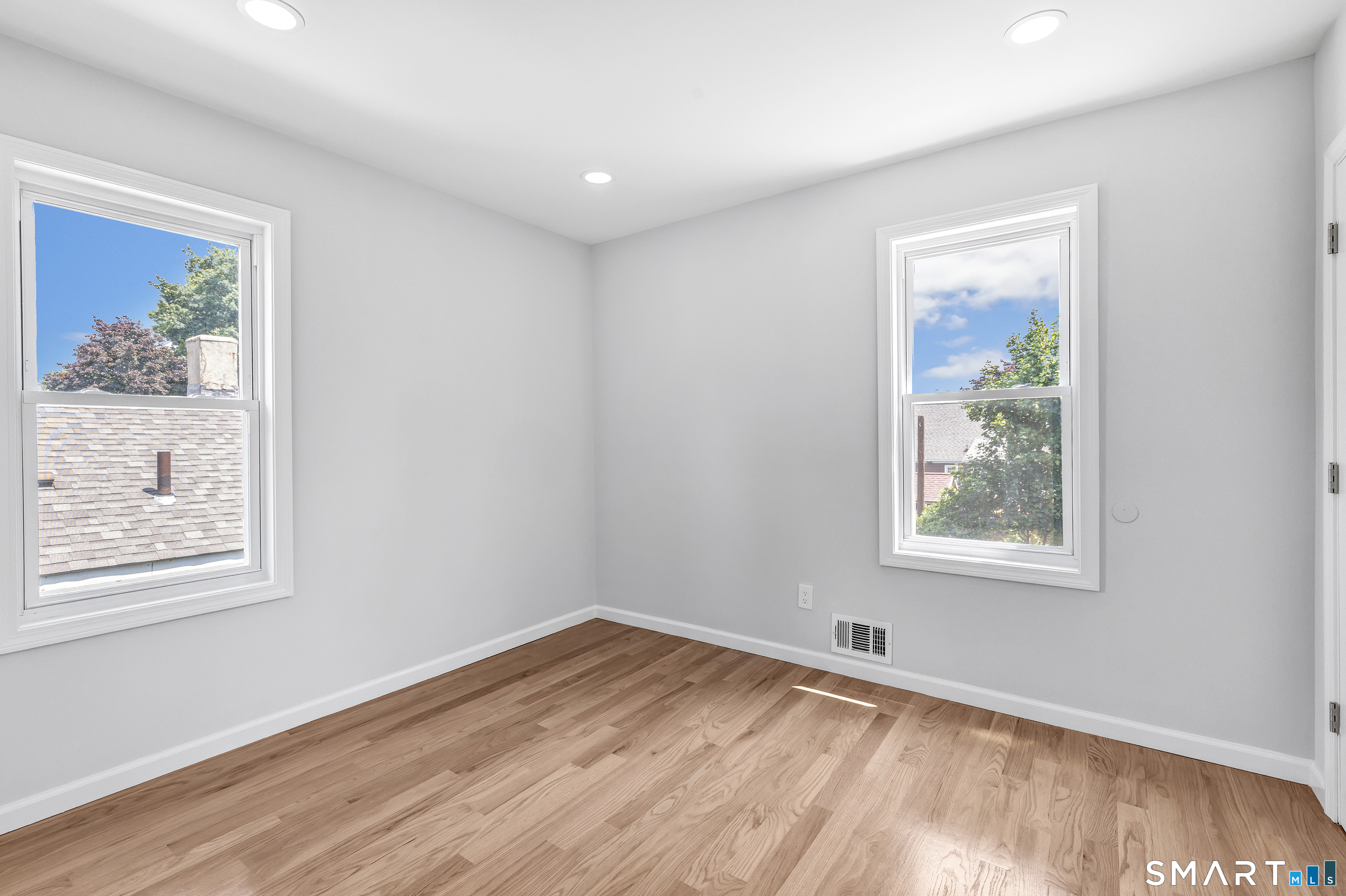 41 Burritt Avenue photo 20