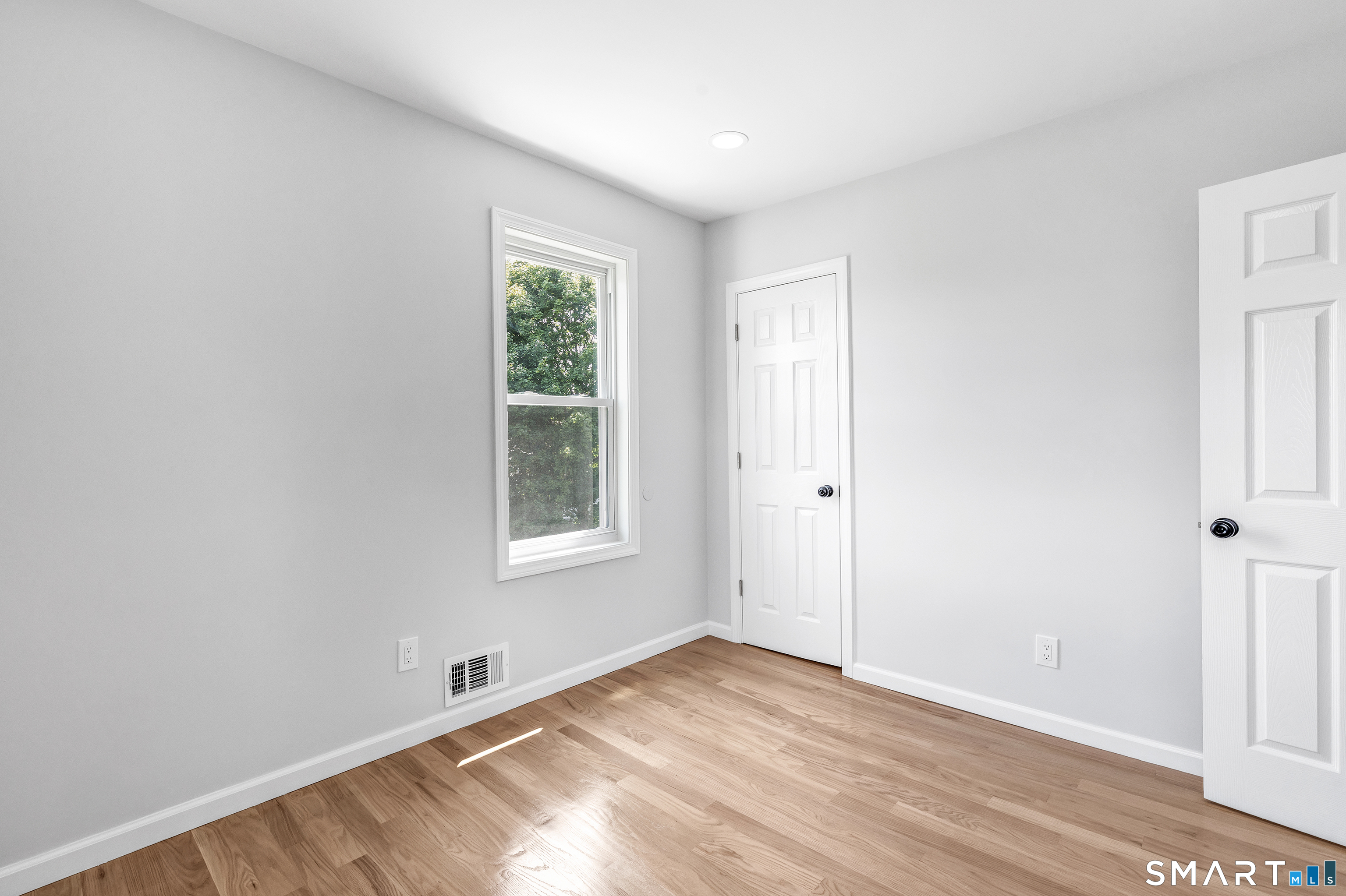 41 Burritt Avenue photo 21