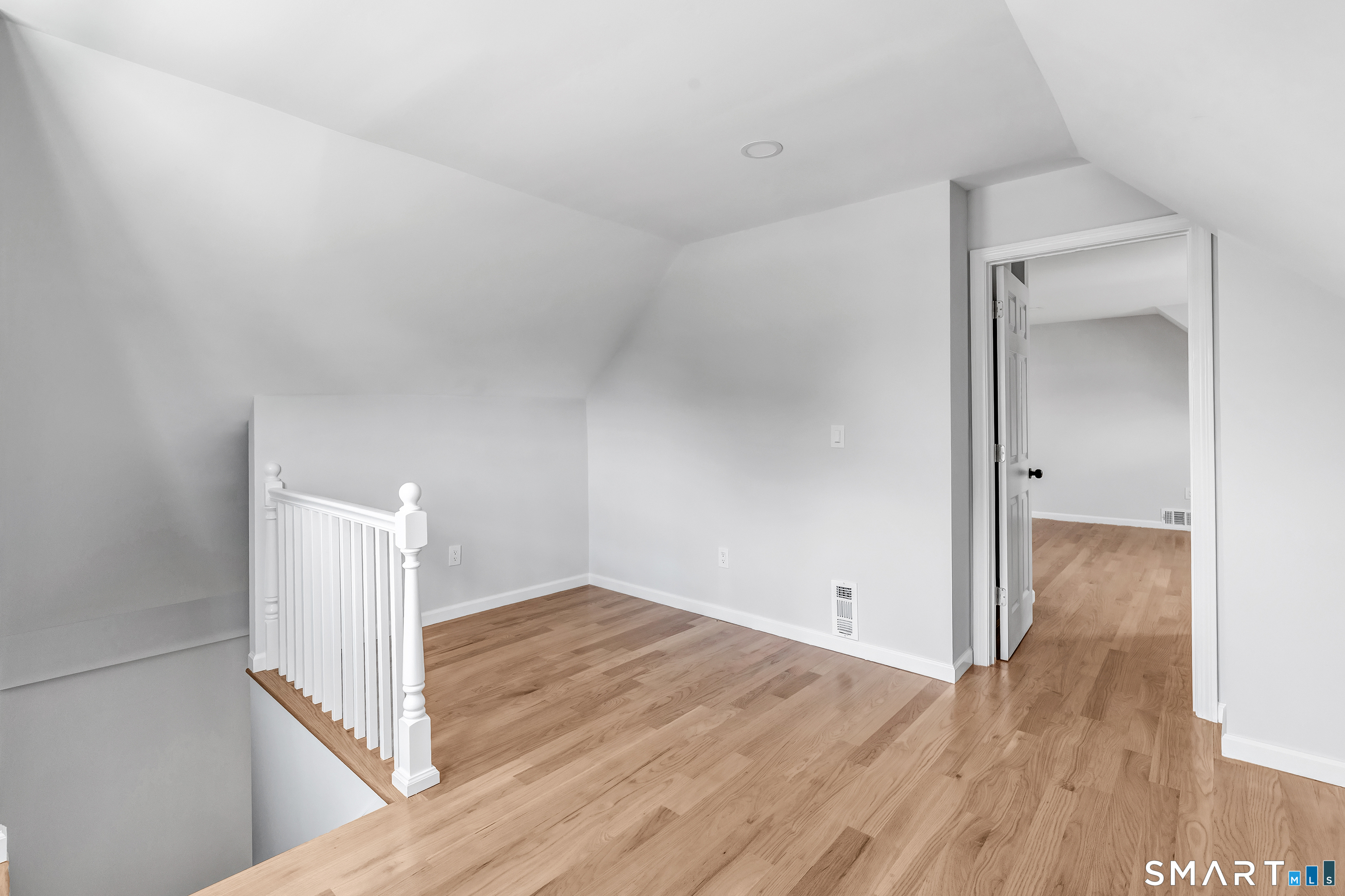 41 Burritt Avenue photo 23