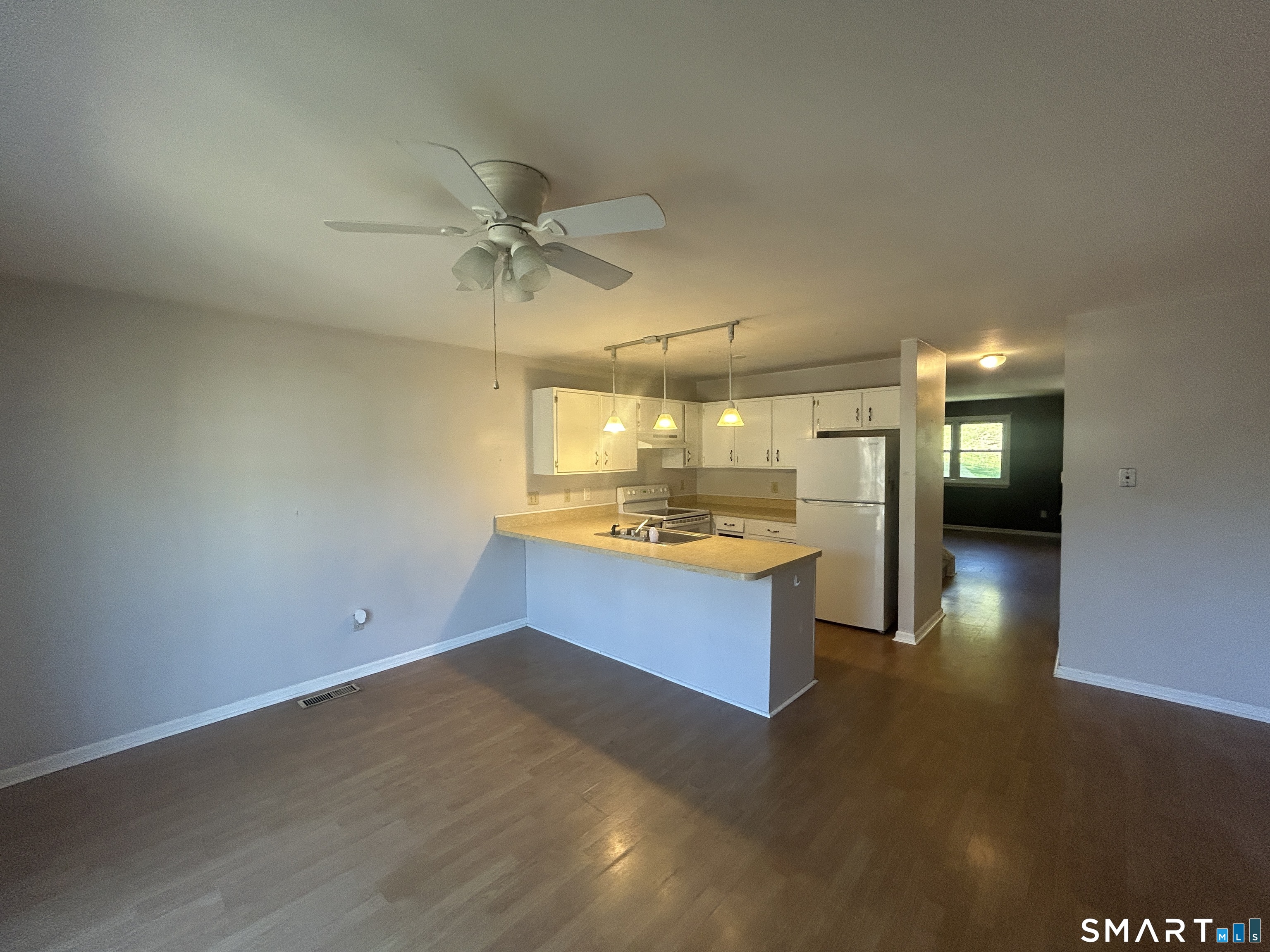 Foto 6 de Condominio en venta en 5 Deer Run #5, Bethel, CT — $320,000