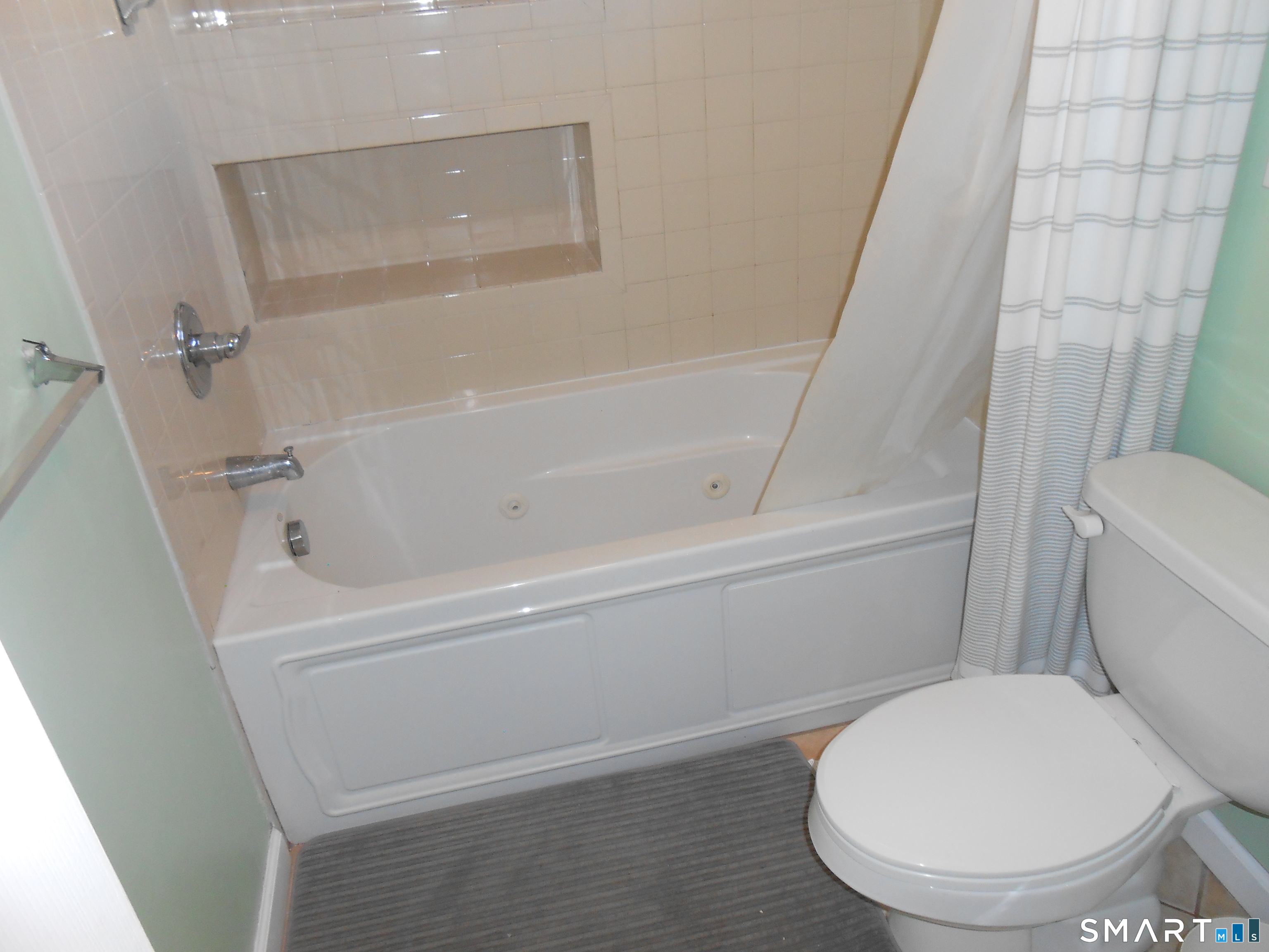 Foto 7 de Renta en 11 Cribbins Avenue, Shelton, CT — $1,700/mes