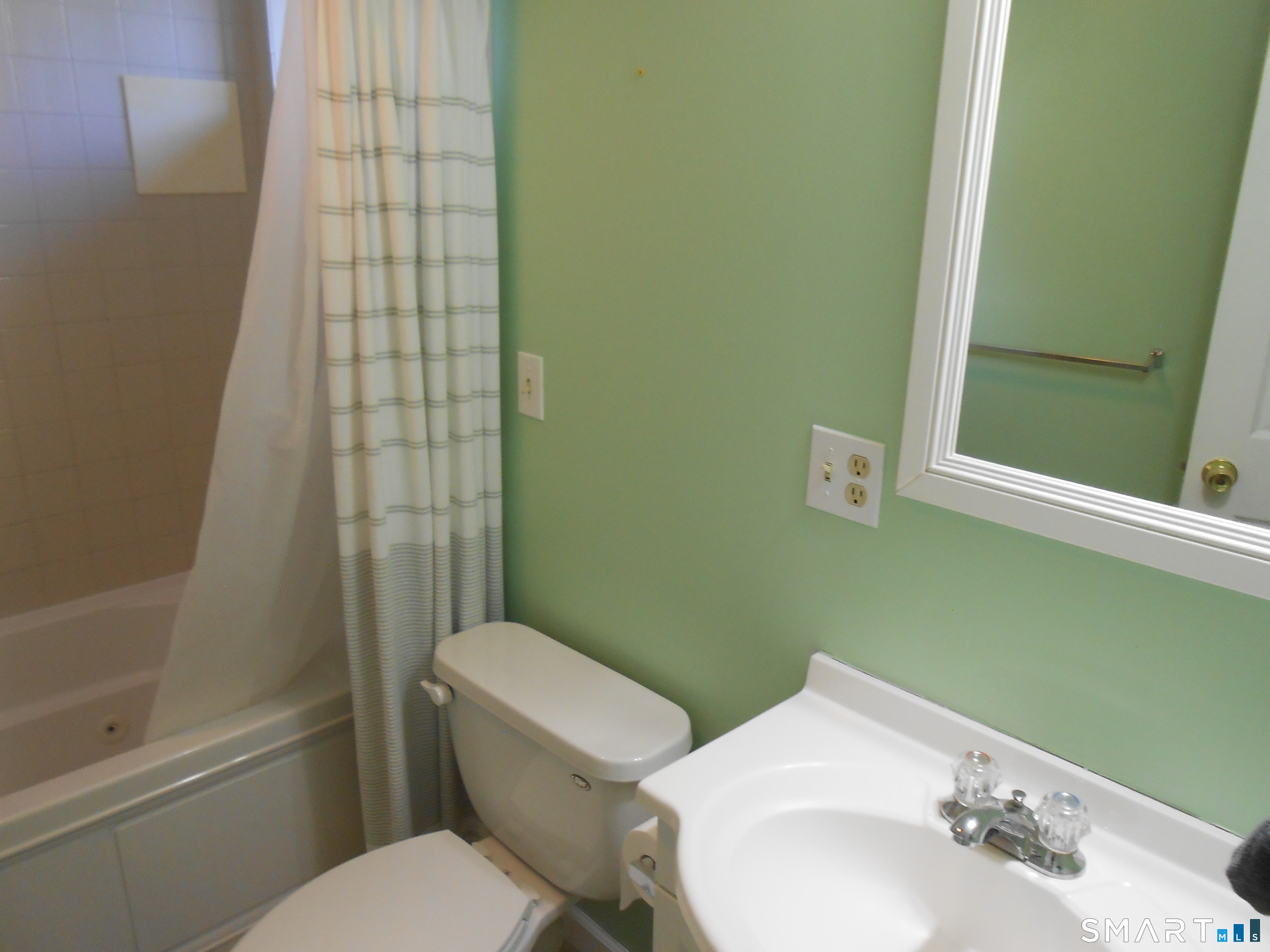 Foto 9 de Renta en 11 Cribbins Avenue, Shelton, CT — $1,700/mes
