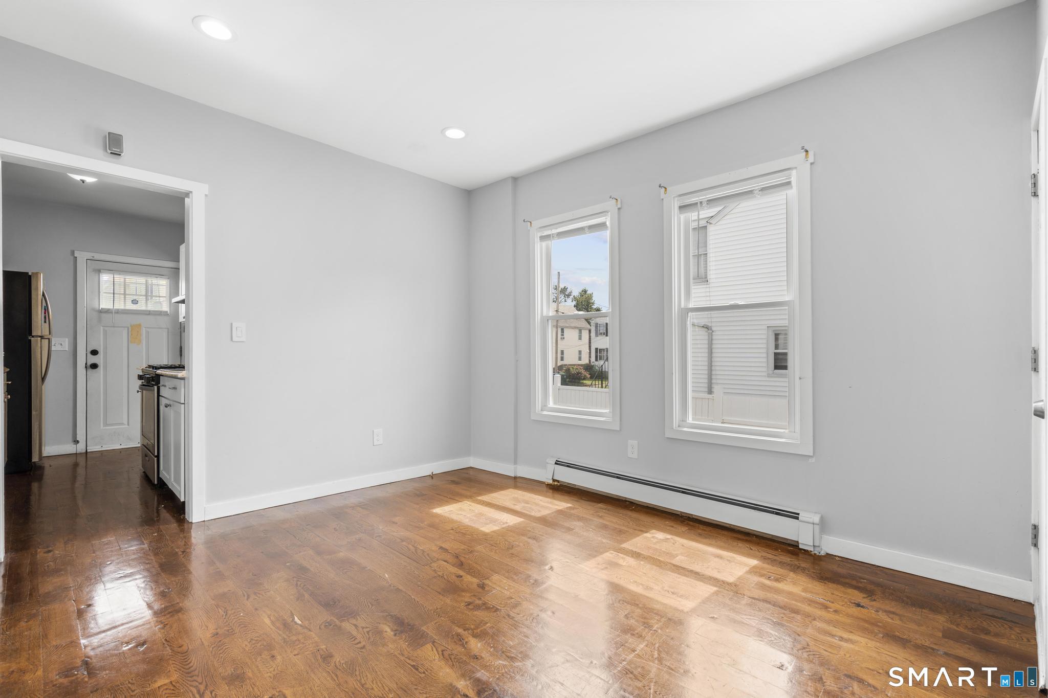 Foto 6 de Apartamento en renta en 62 Saint Michaels Avenue #1St Floor, Stratford, CT — $2,600/mes